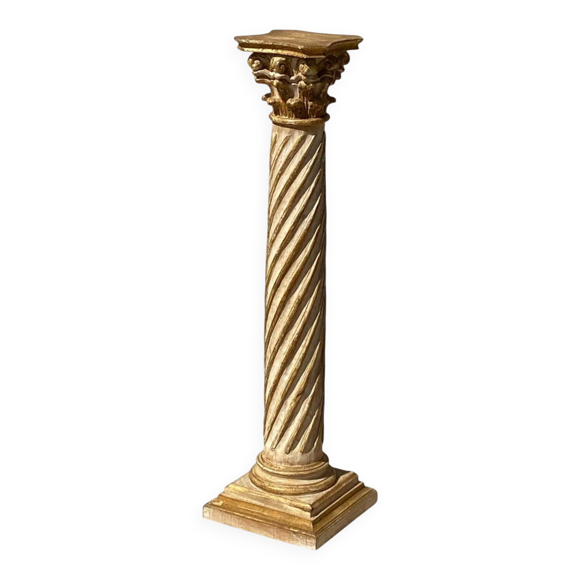 Wooden column in Corinthian style with gilding.