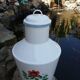 Pichet à eau émaillé blanc en métal — années 1950, motif floral et couvercle