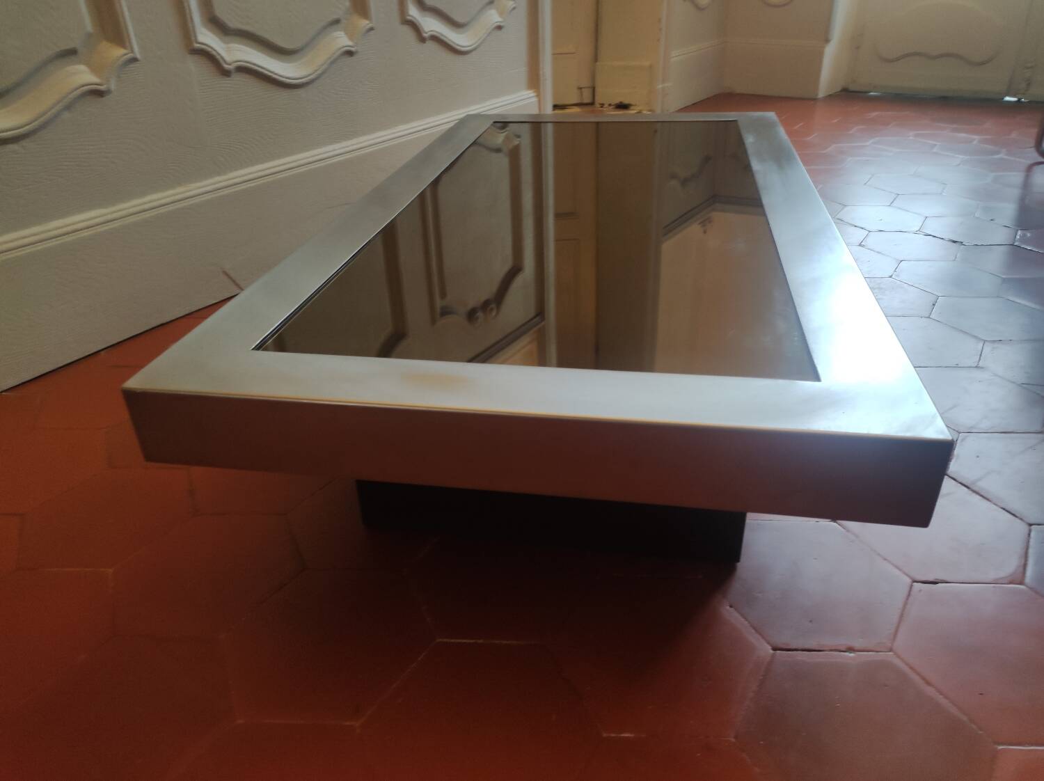 Table basse en aluminium et verre fumé, 1970