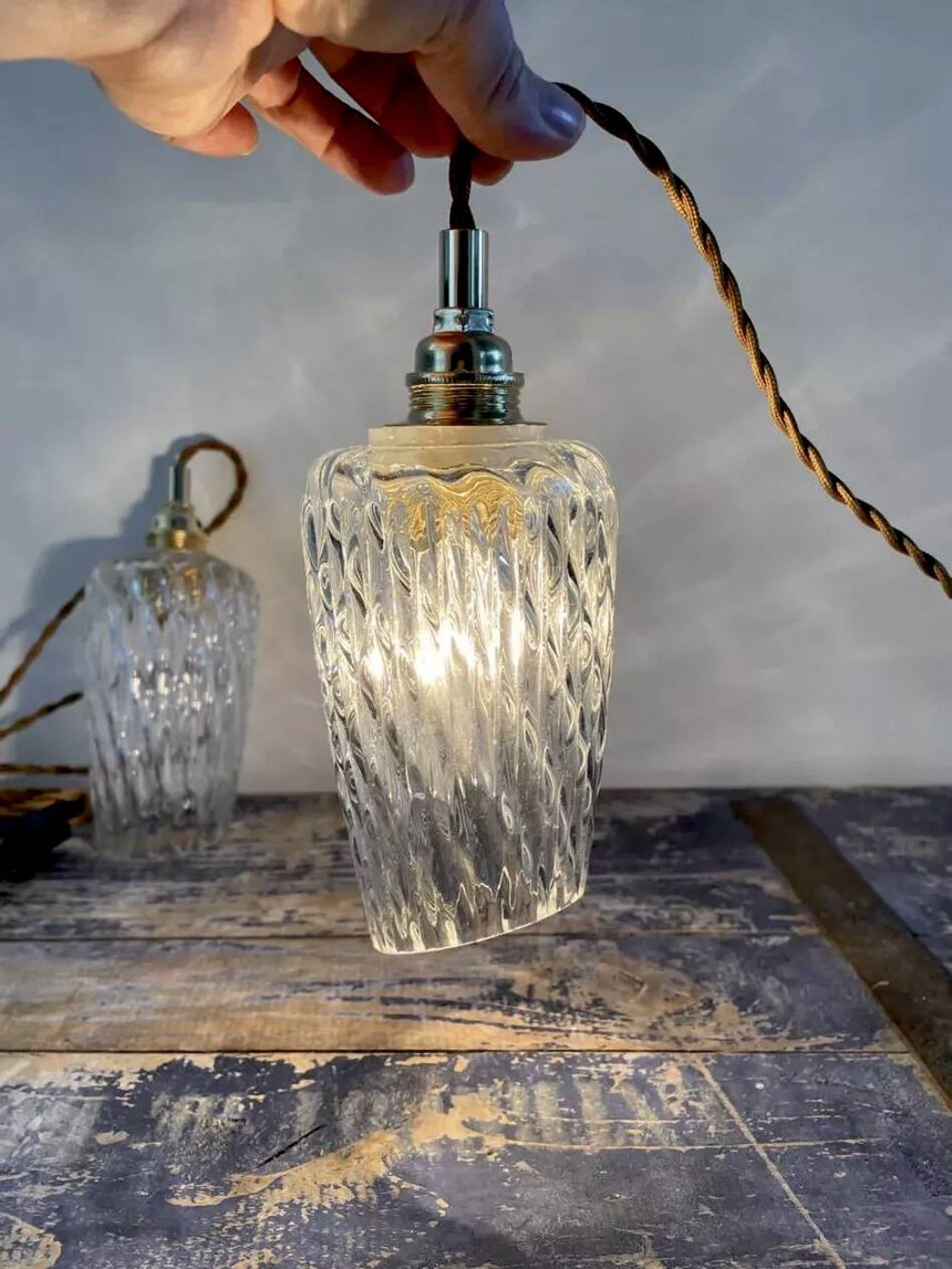 Lot de deux lampes baladeuses vintage en verre ciselé