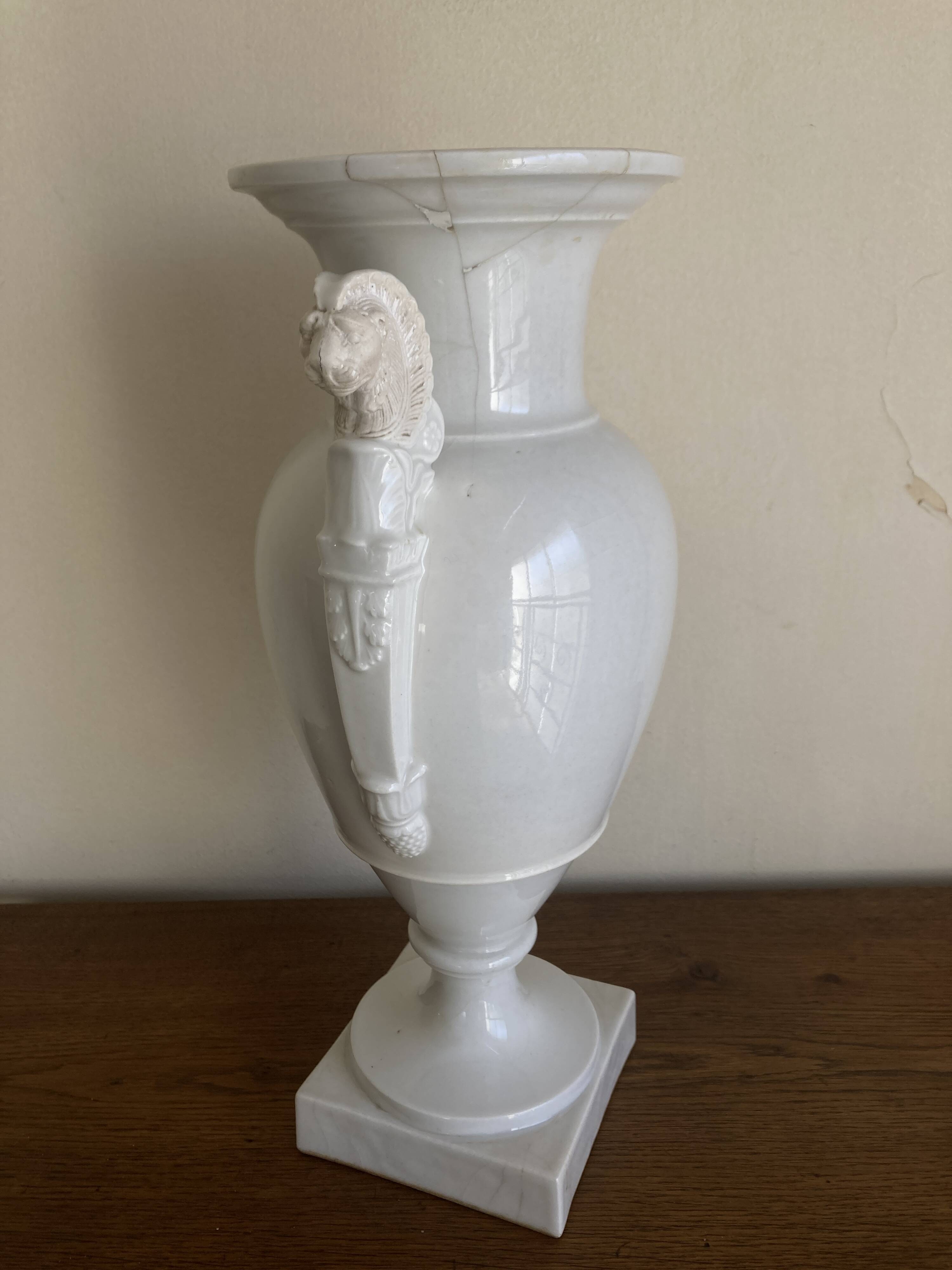XXL white lion head neo-classical amphora vase from the Empire Consulate.