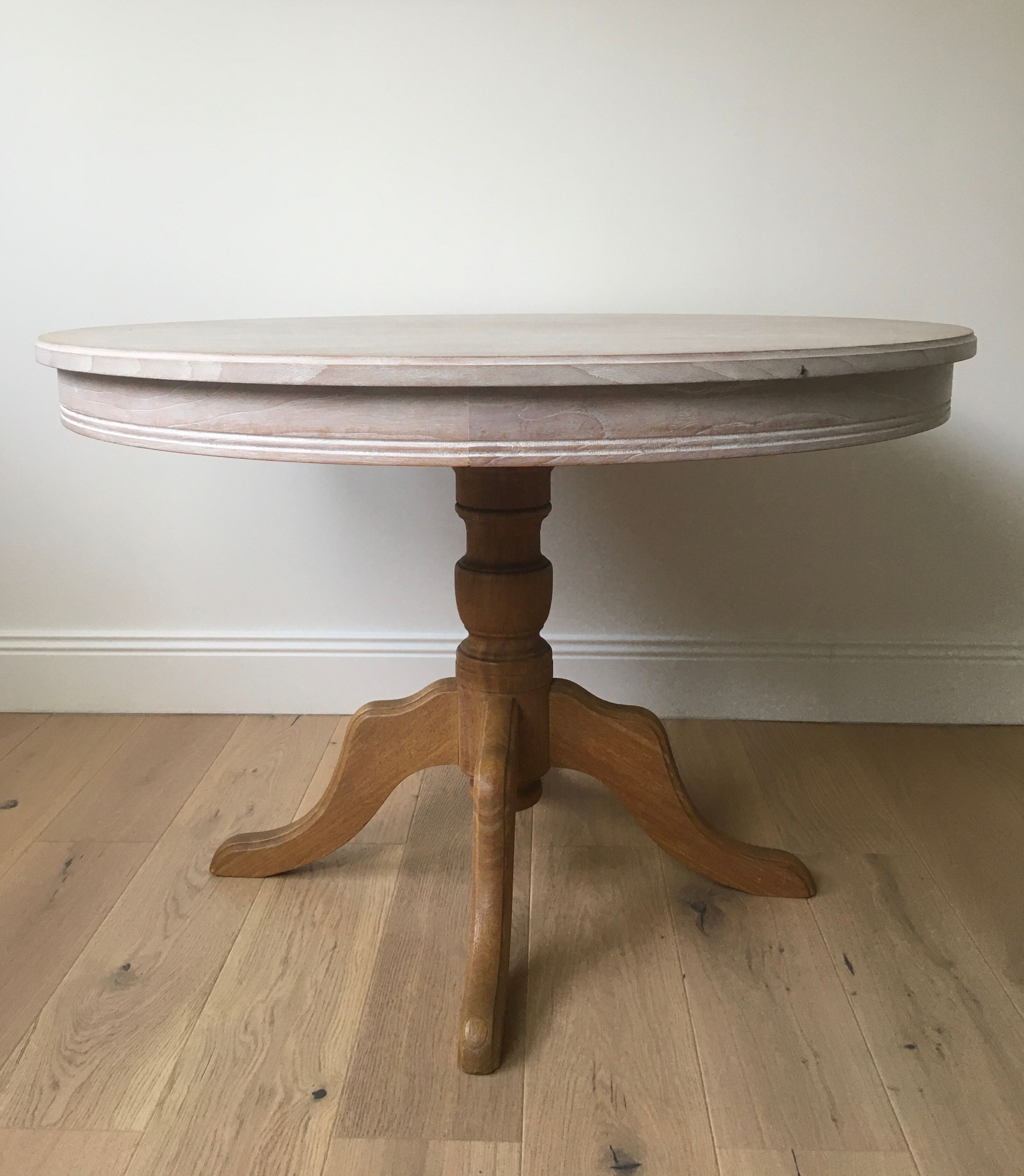 Round table in extendable solid oak