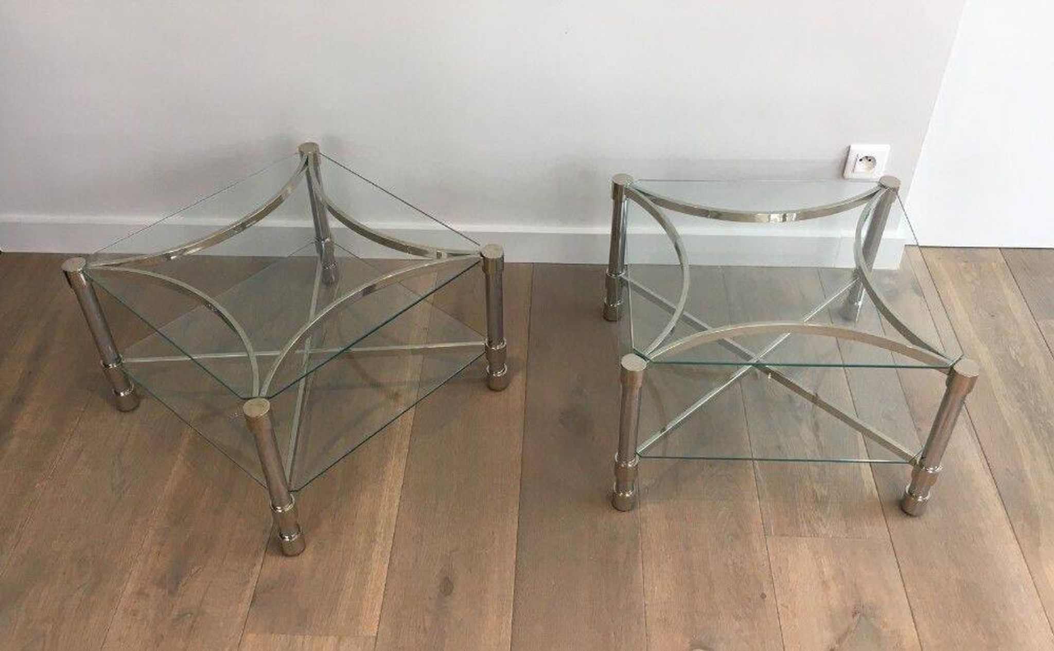 Paire de bouts de canapé en métal chromé et verre