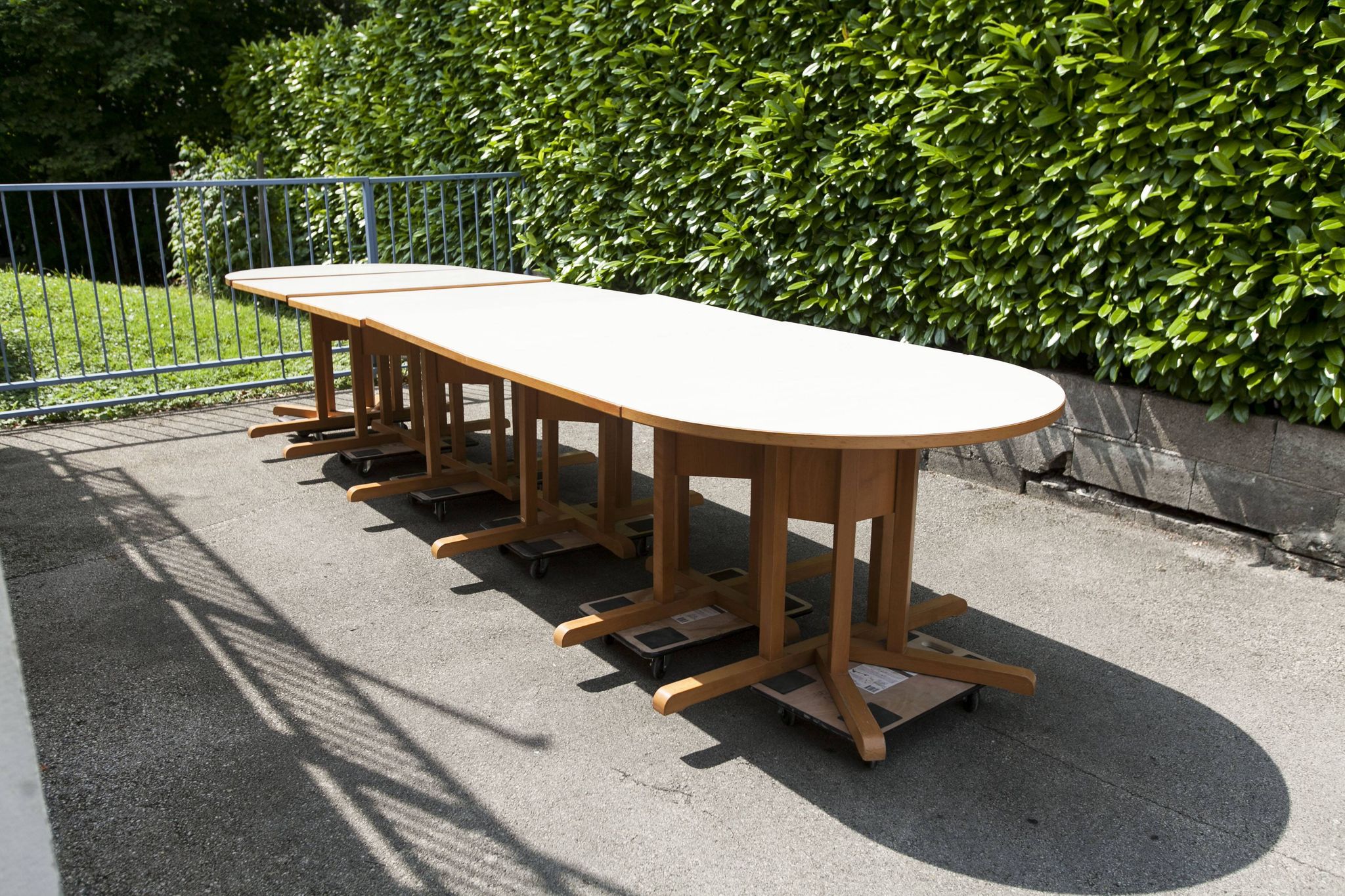 Rare set de 6 tables Baumann 1990, 80x120 et demi lune 120cm