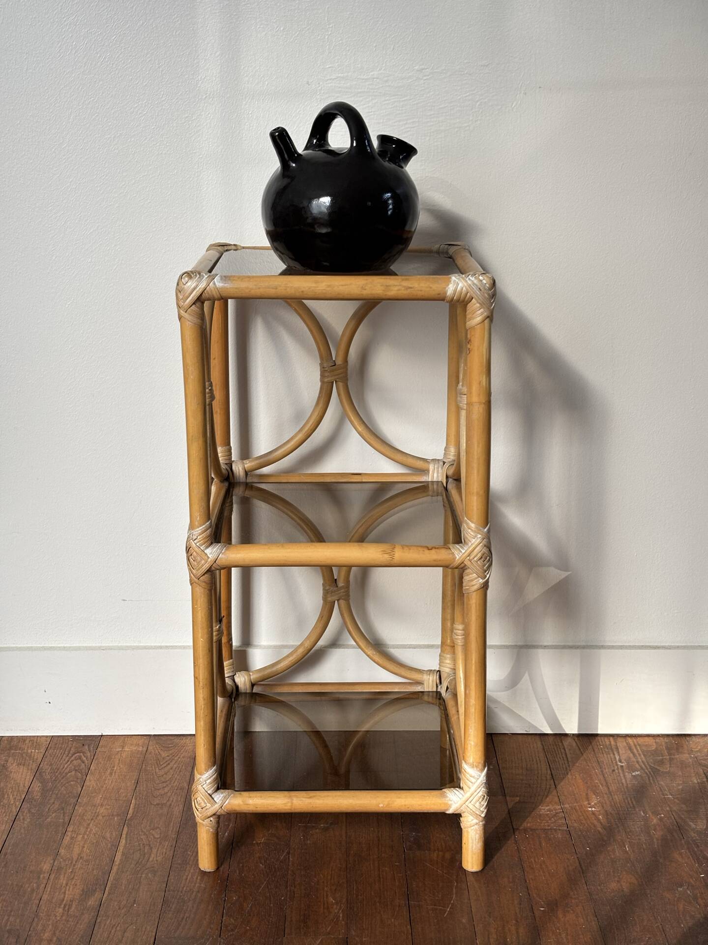 Etagère en rotin et verre