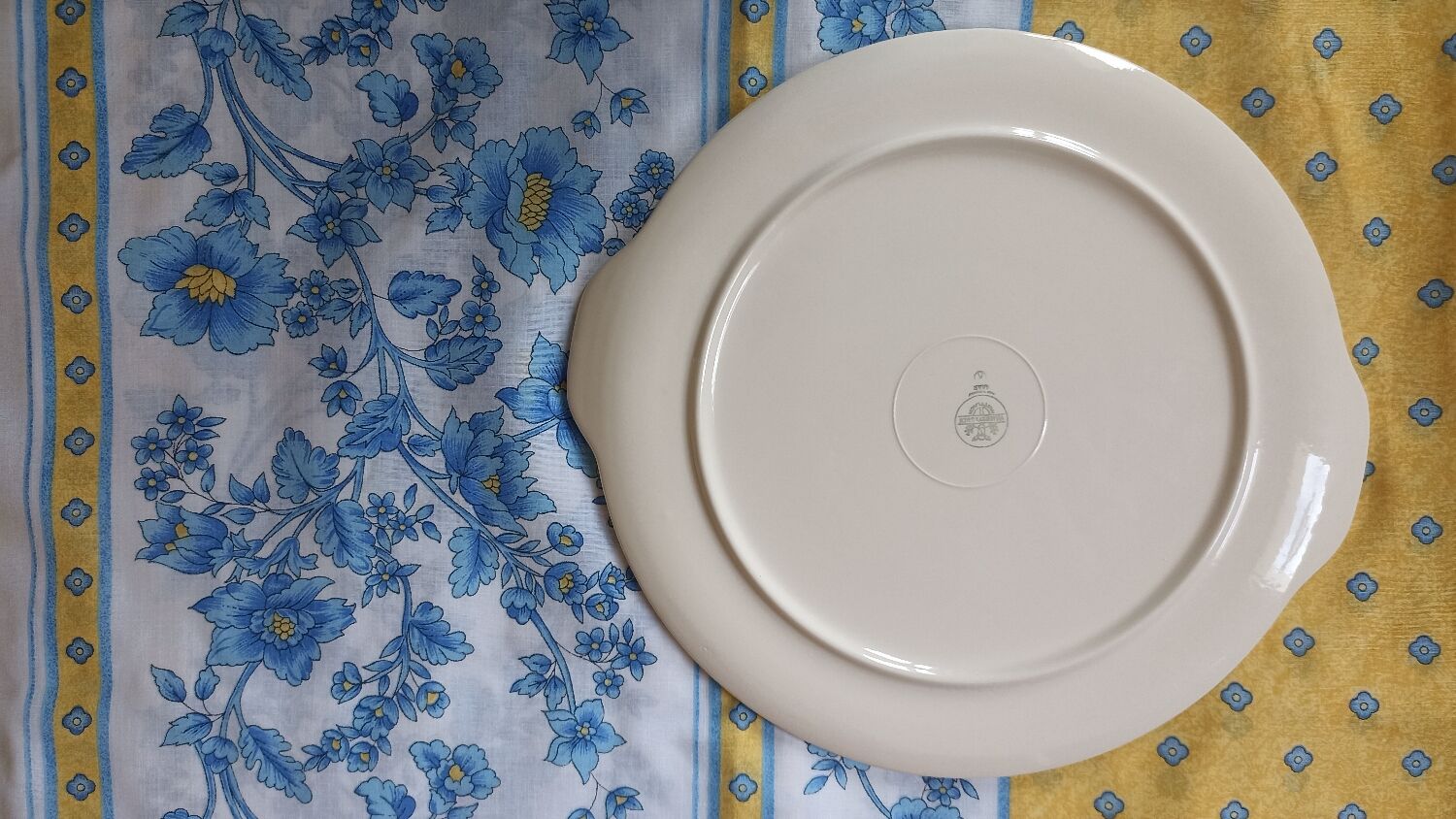 Villeroy and Boch yellow and white cake dish