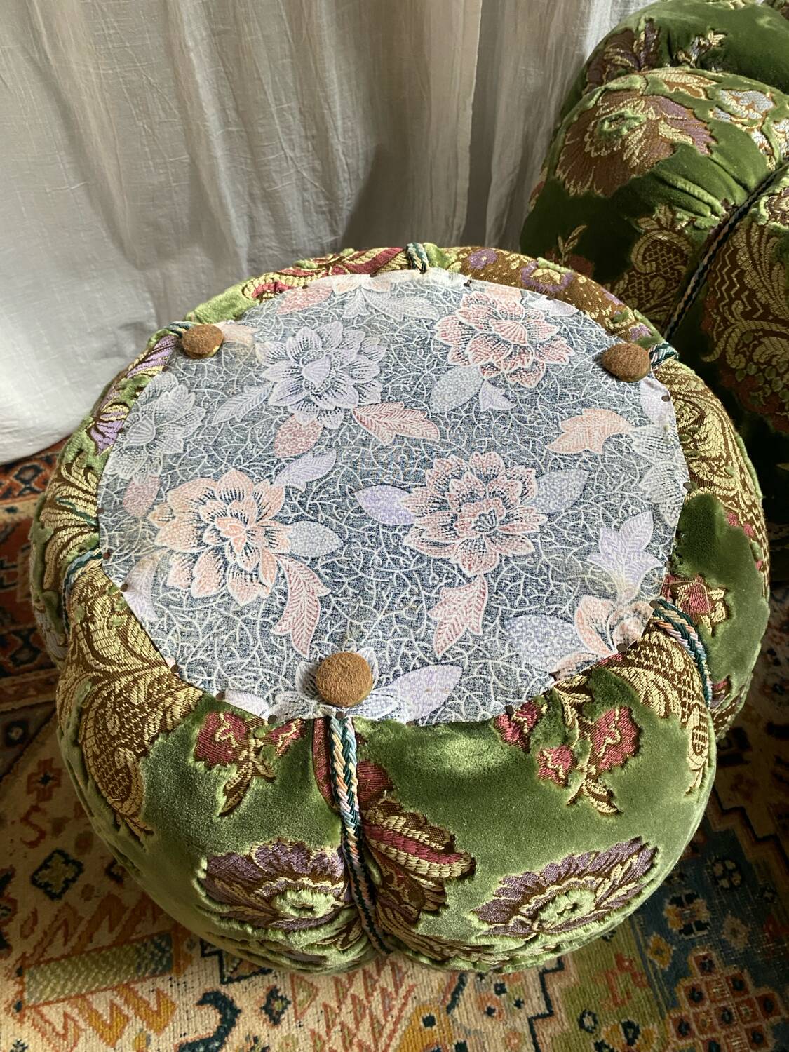 Duo de poufs en velours fleuri