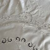 Round embroidered tablecloth with 6 napkins.