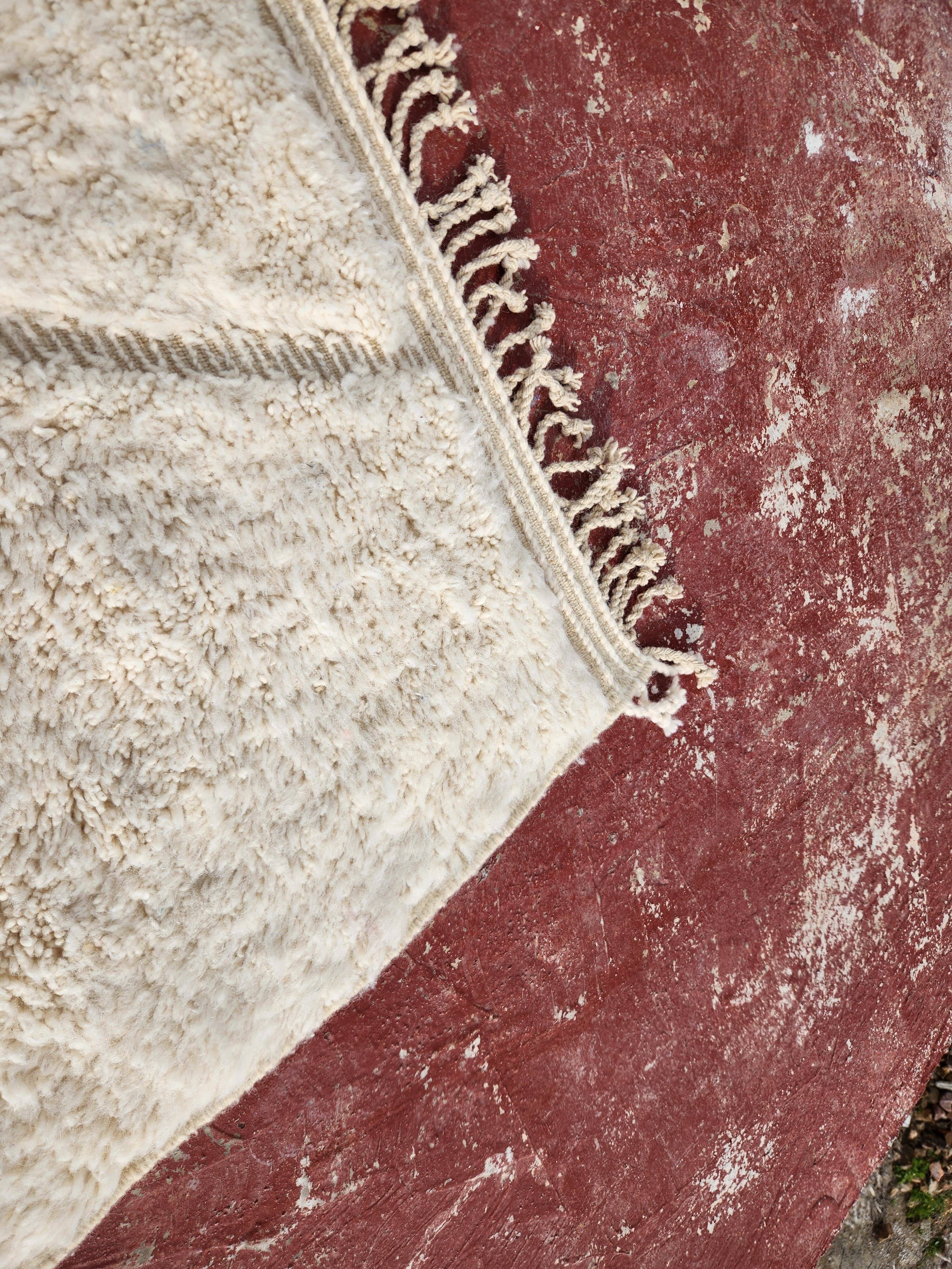 Beni Ouarain Berber rug in cream 300x200 cm – natural wool – handmade