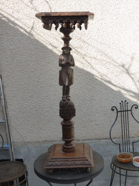 Wooden saddle with statuette, Breton figure, ancient and chiseled, Henri II style
