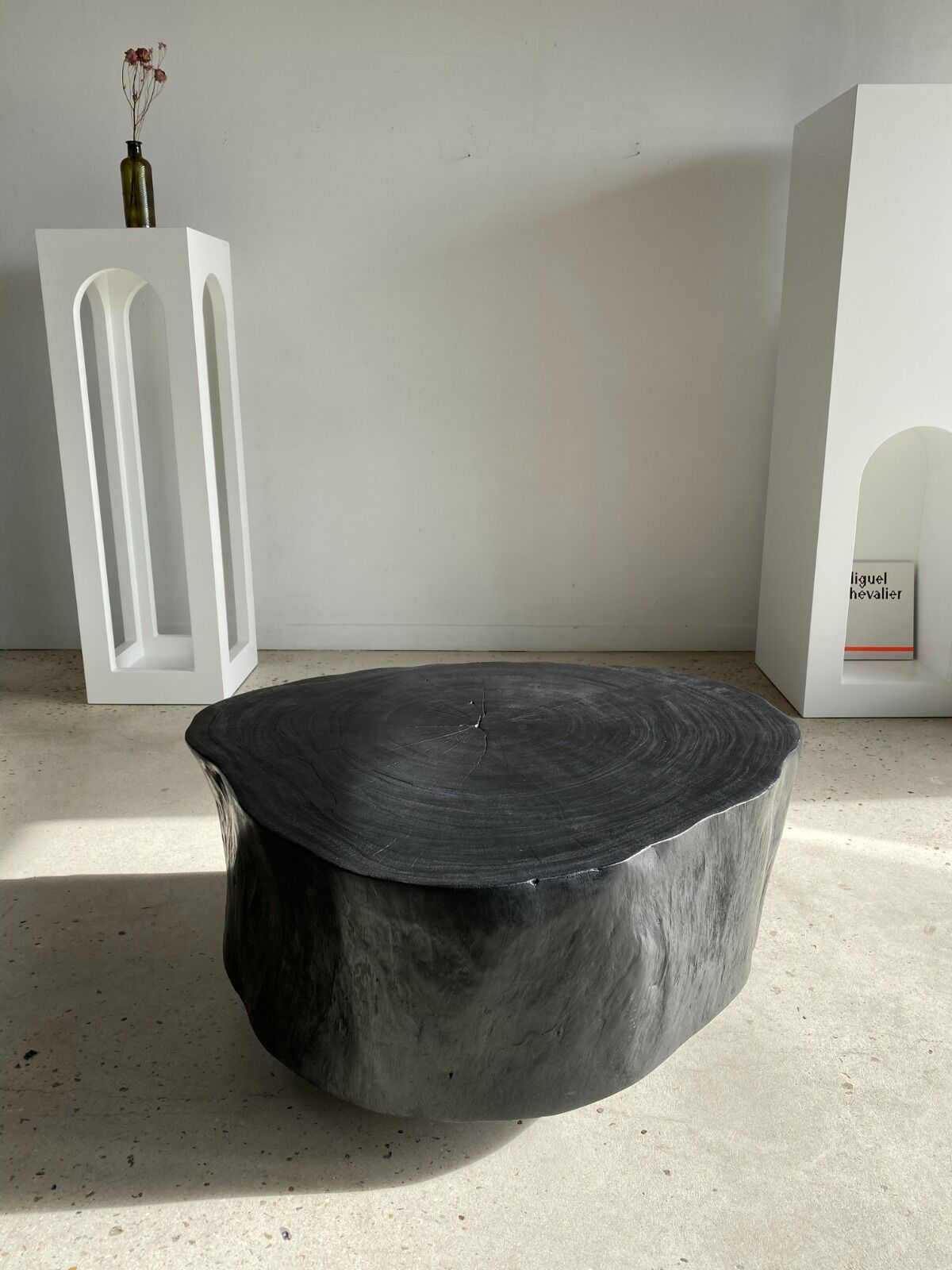 Table basse noire en bois massif