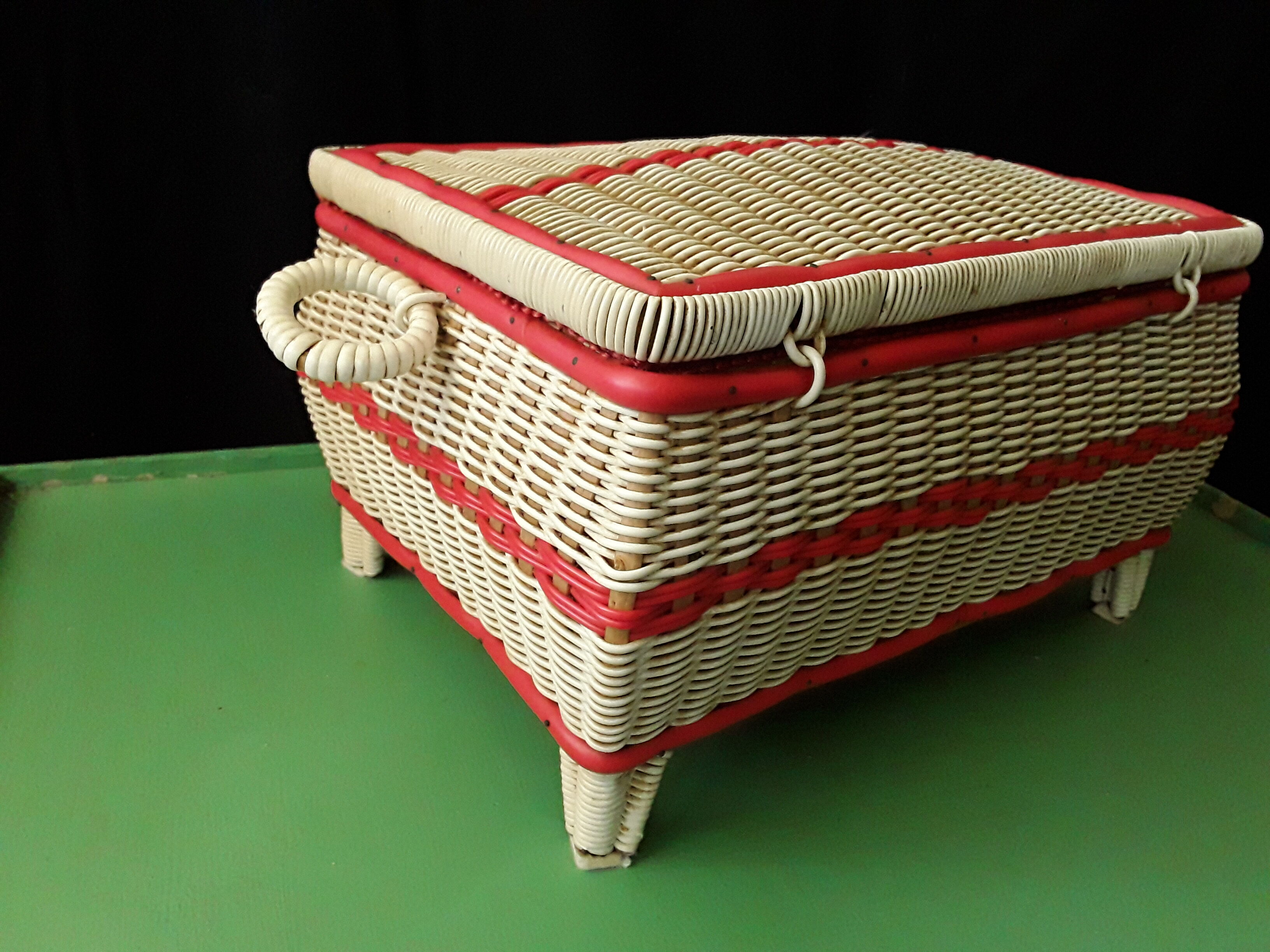 Coffret En Osier Vintage – Boîte à Bijoux Ou Couture – Décoré Scoubidou