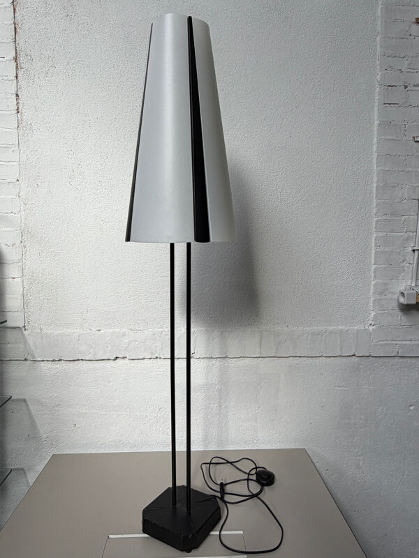 Lampadaire Ikea modèle Vistofta