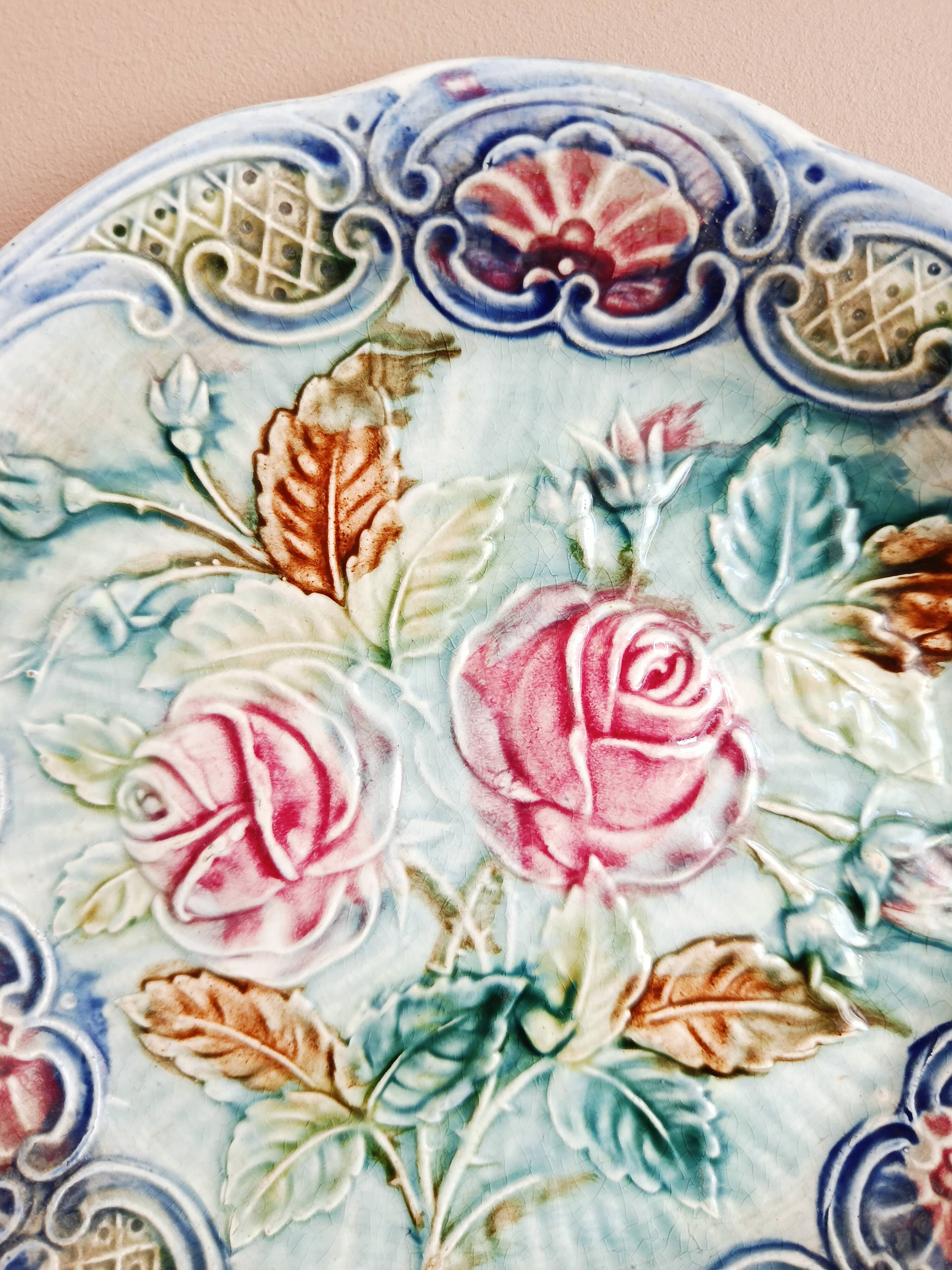 Assiette en barbotine, majolique Wasmuel décor roses
