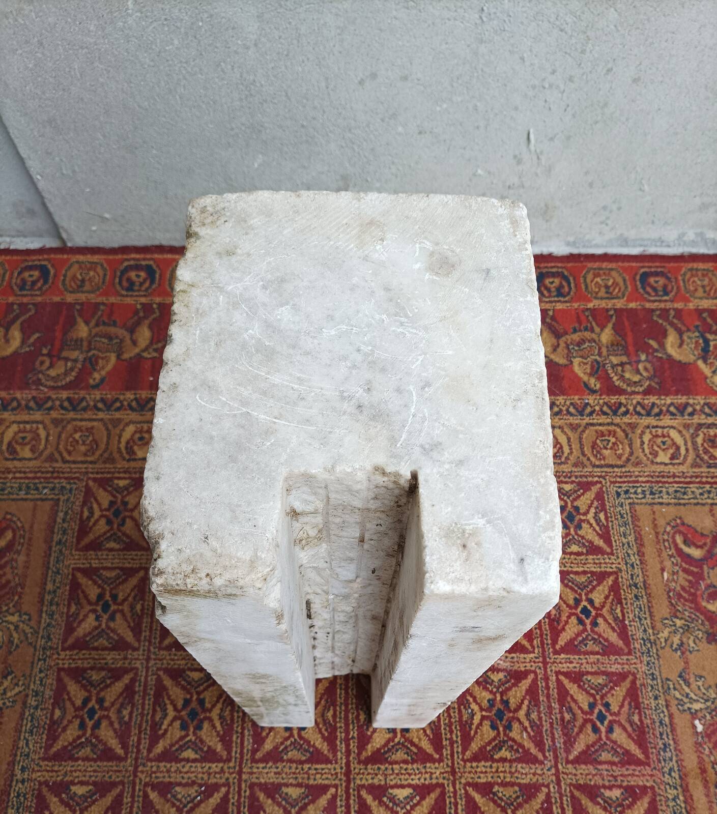 Column pedestal in sculpted Carrara marble