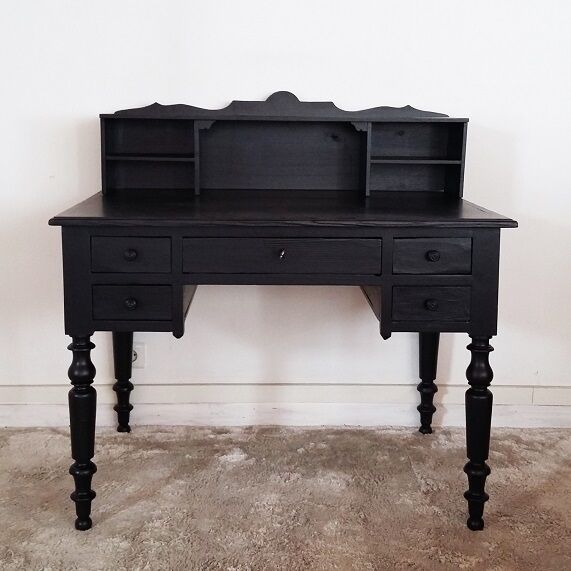 Desk in black step