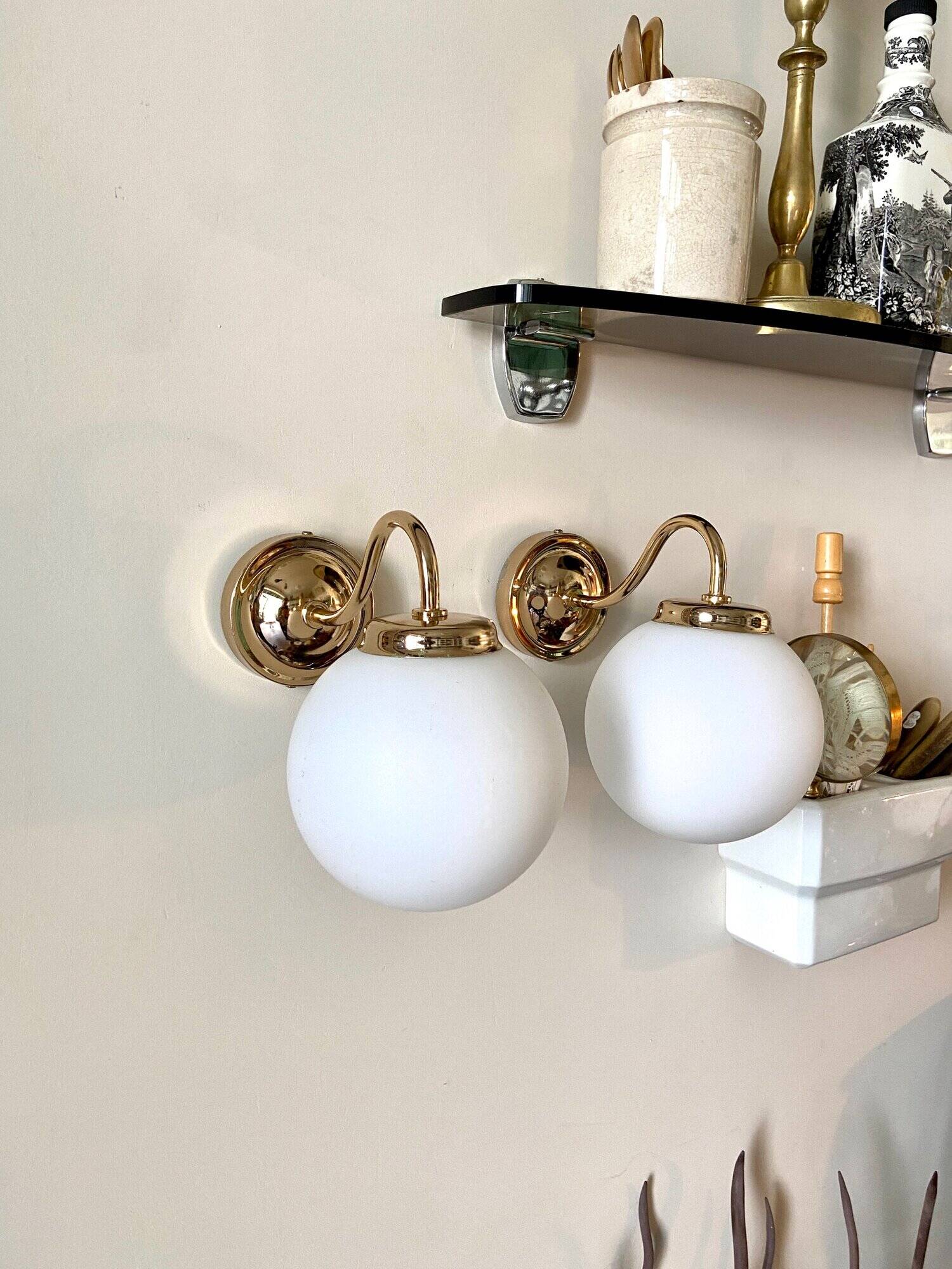 2 wall lamps in gilded metal and white opaline