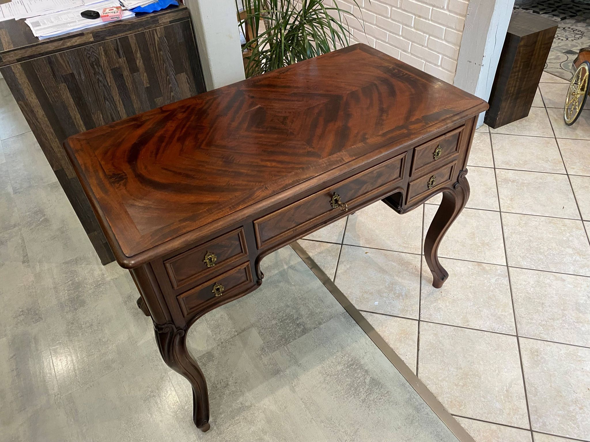 Louis XV style desk with 5 drawers and 2 shelves, late 19th century, 102x57cm