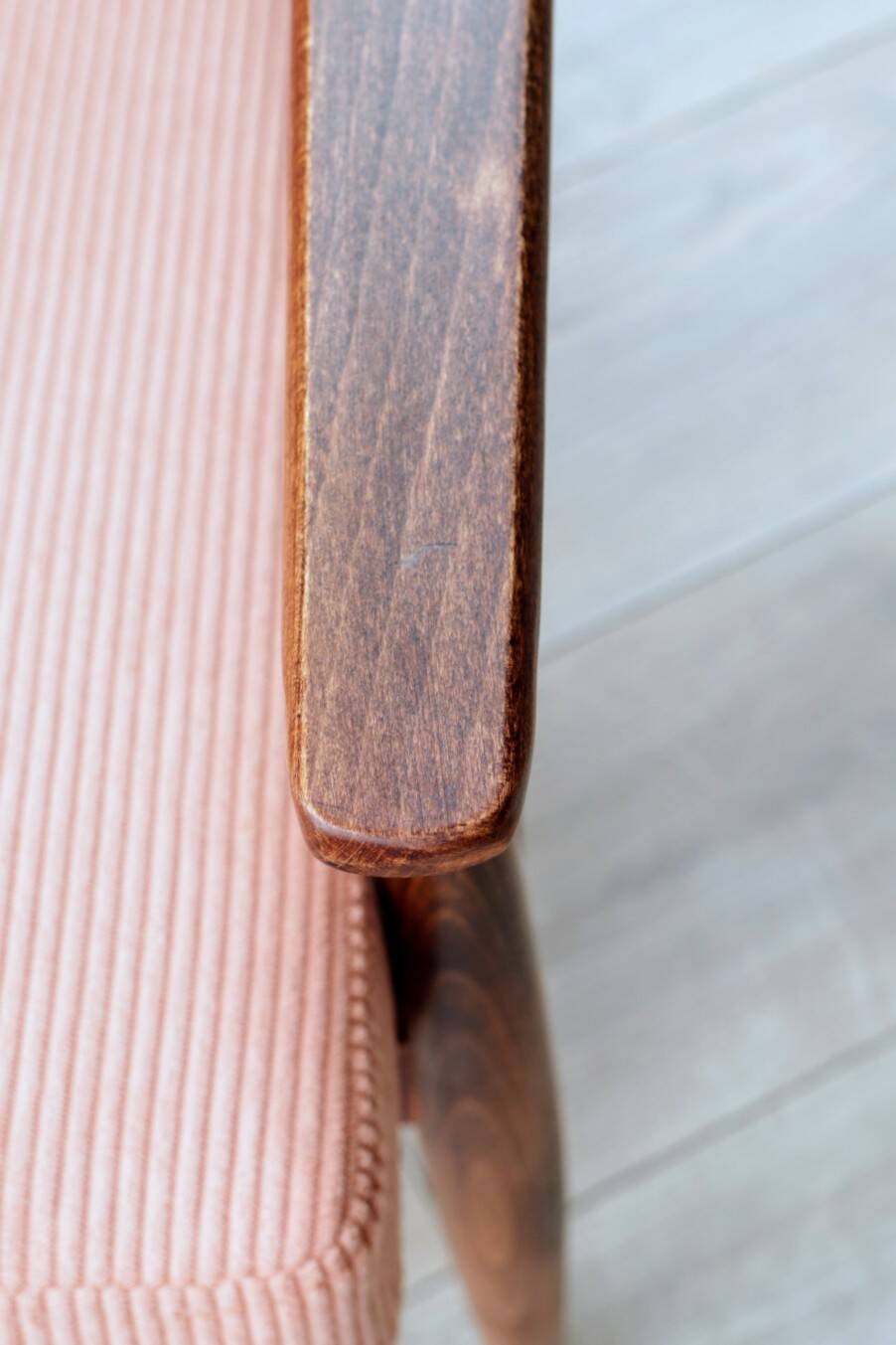 Fauteuil scandinave en velours tricoté rose corail clair