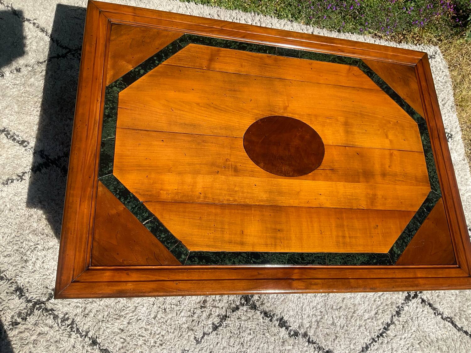 Tale basse vintage en bois massif et marqueterie de marbre