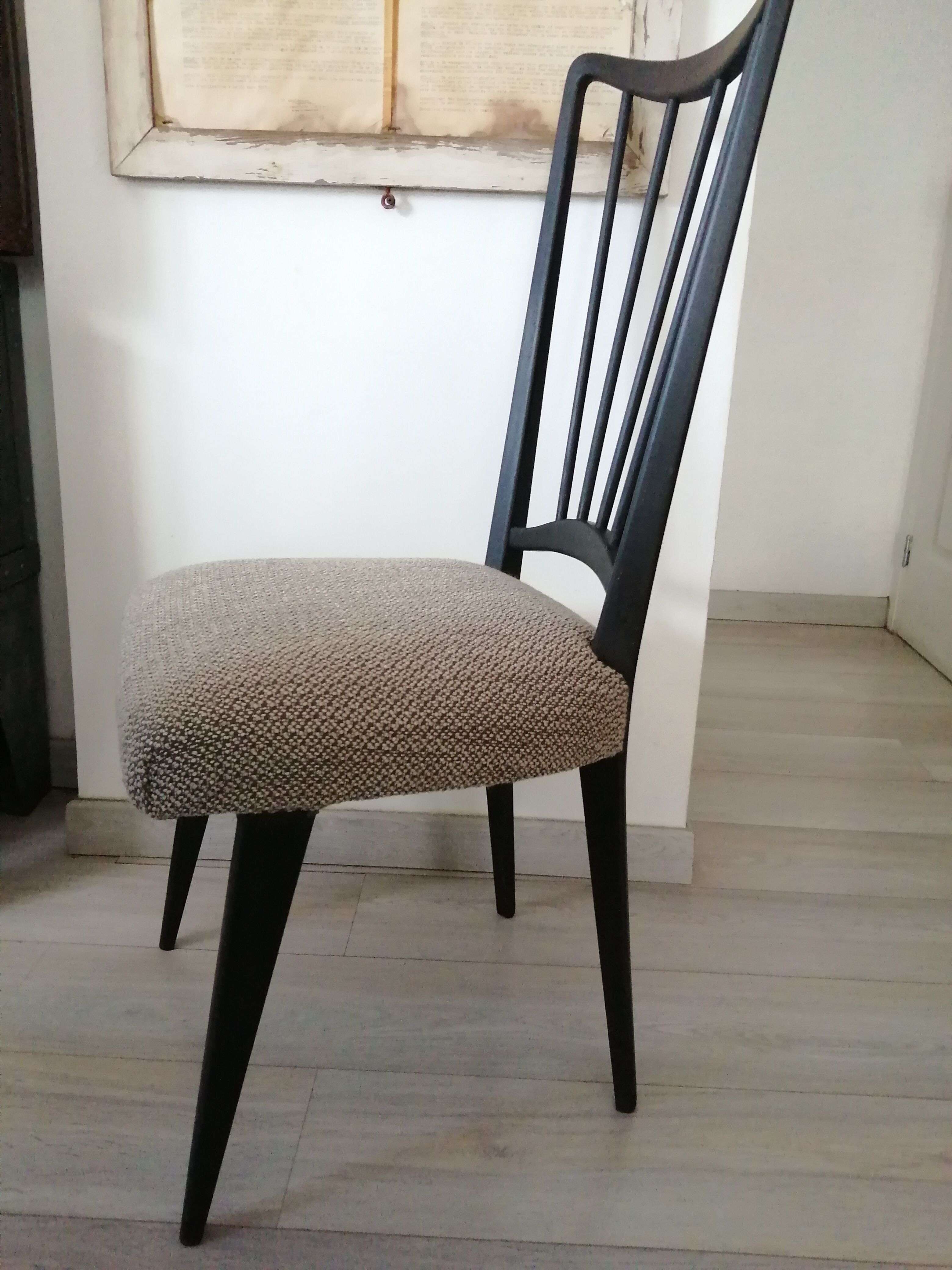 Lot 2 chairs wood fabric