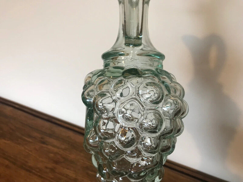 Carafe in the shape of a bunch of grapes