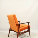 Fauteuil moderne en velours orange papaye bois brun foncé 1970 style scandinave
