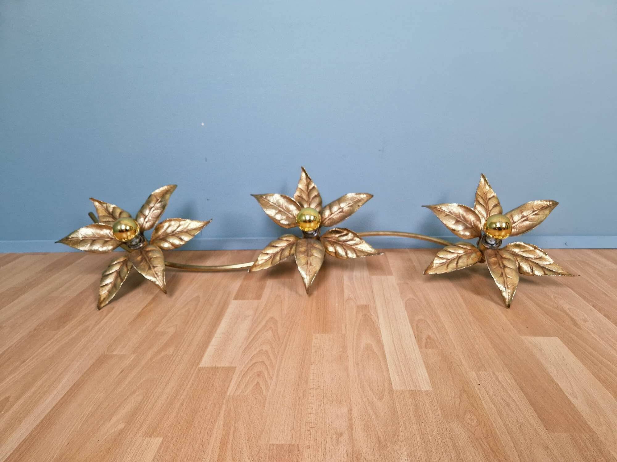 Large floral wall sconce in brass and gilded metal, Willy Daro, 1970.