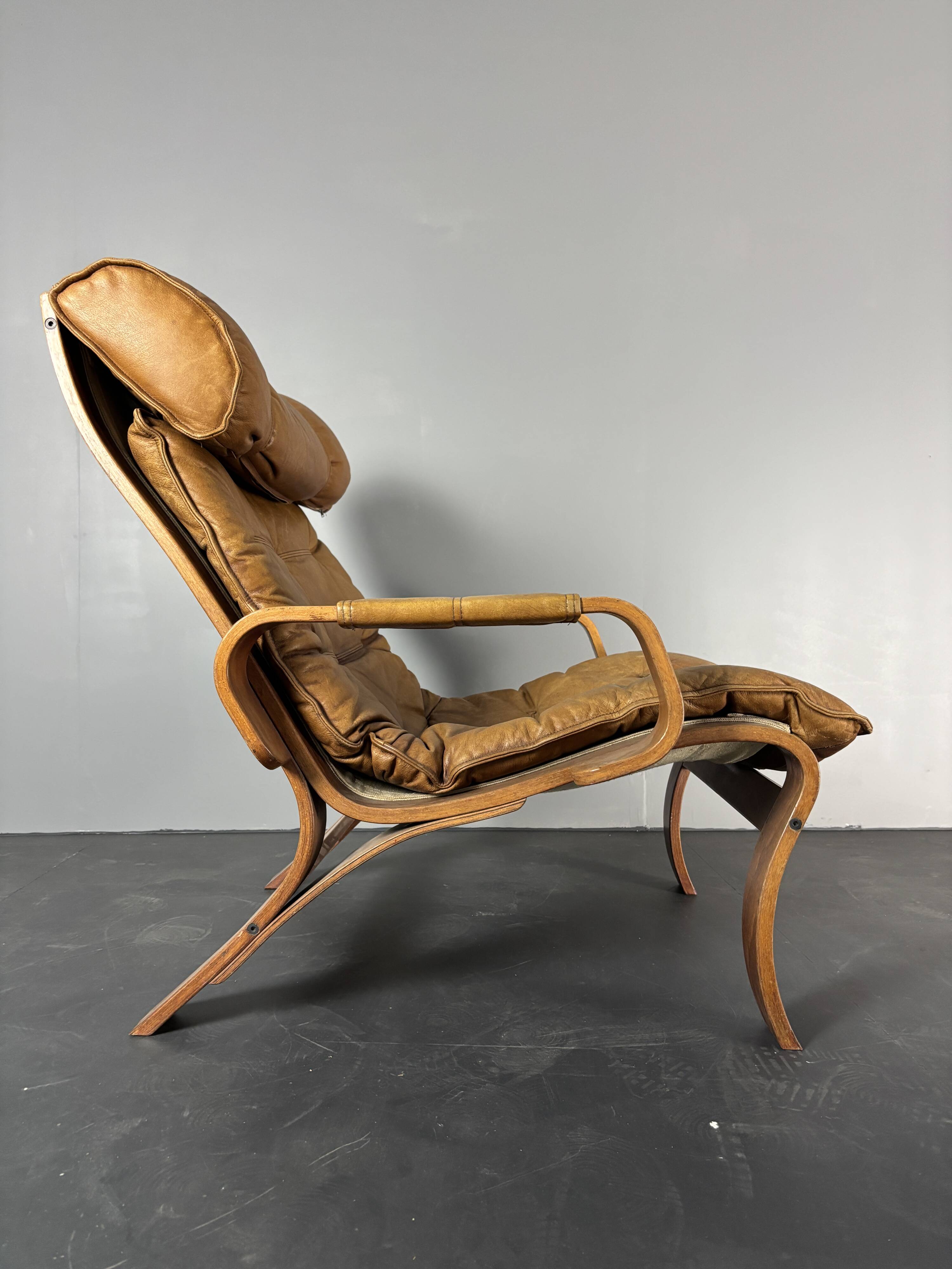 Fauteuil de salon suédois en cuir et bois courbé par Jan Bengstsson, années 1970