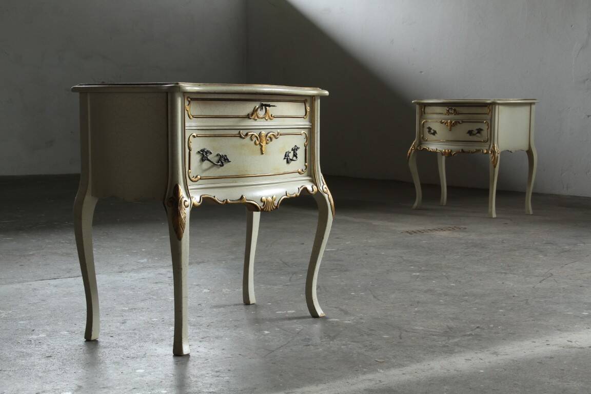 Vintage pair of 20th century Venetian Baroque style nightstands in painted wood