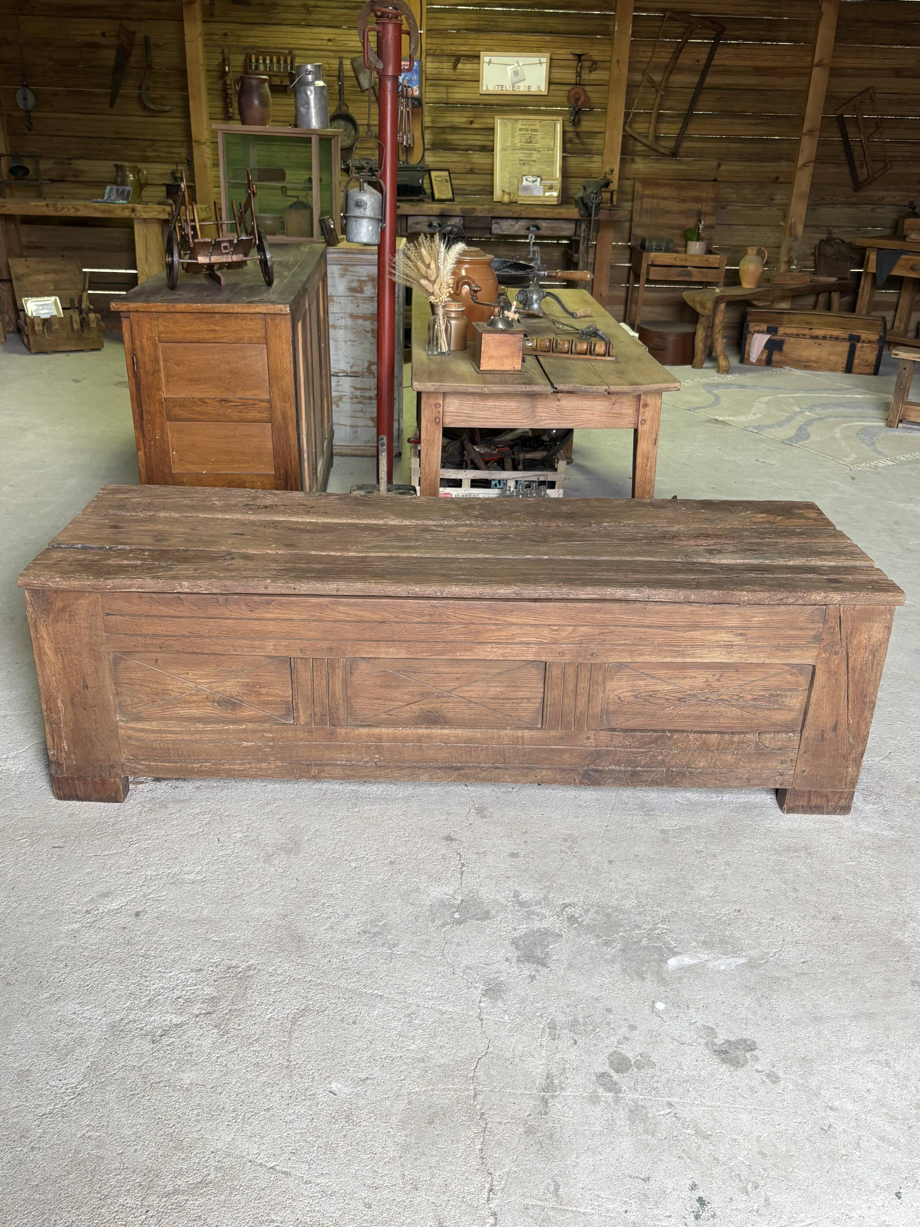 Maie ancienne en bois massif