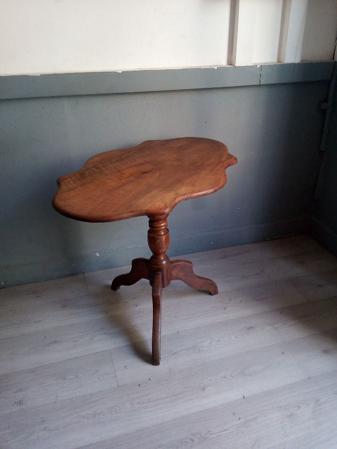 Folding violin table