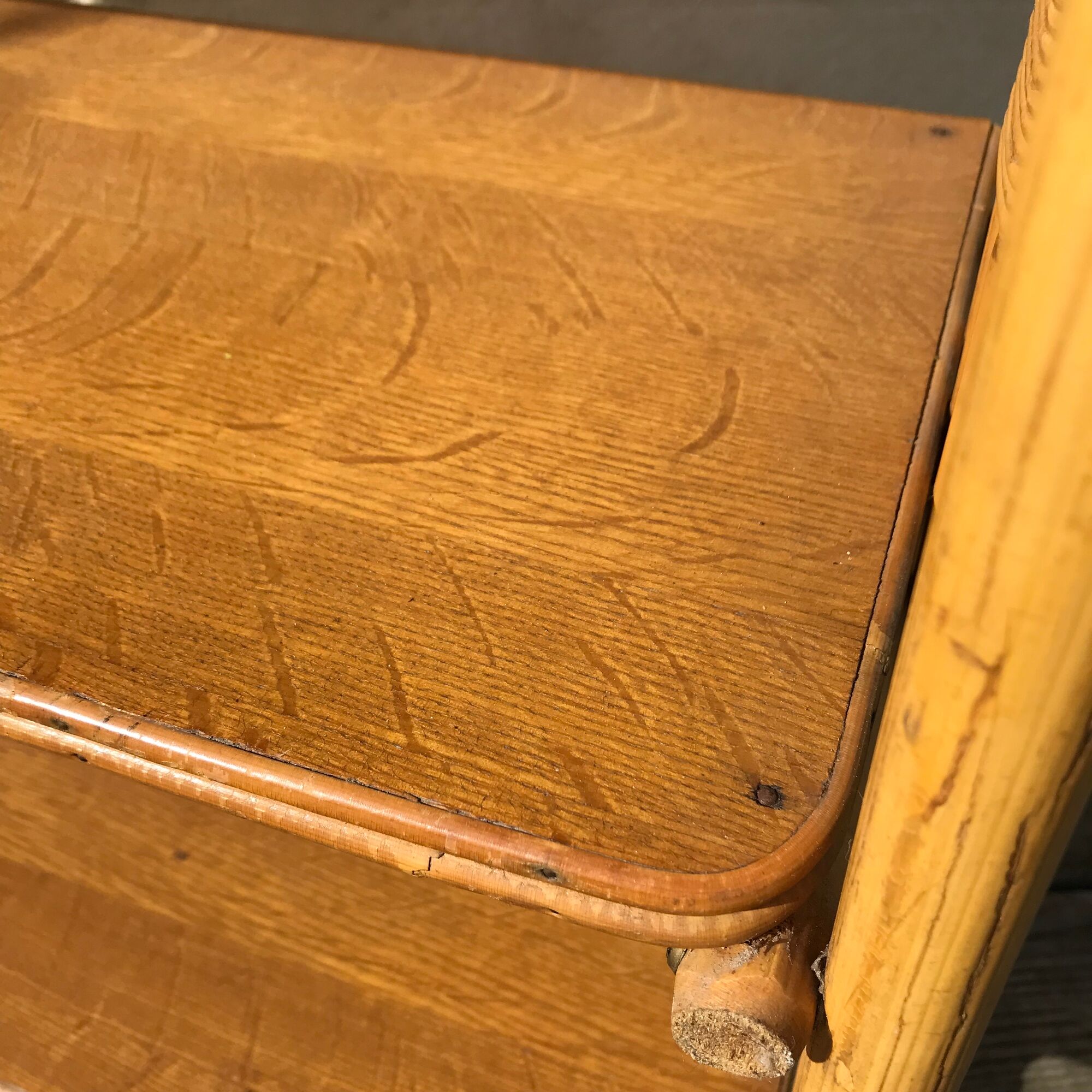 Étagère sur pieds en rotin et chêne vintage 1950-60