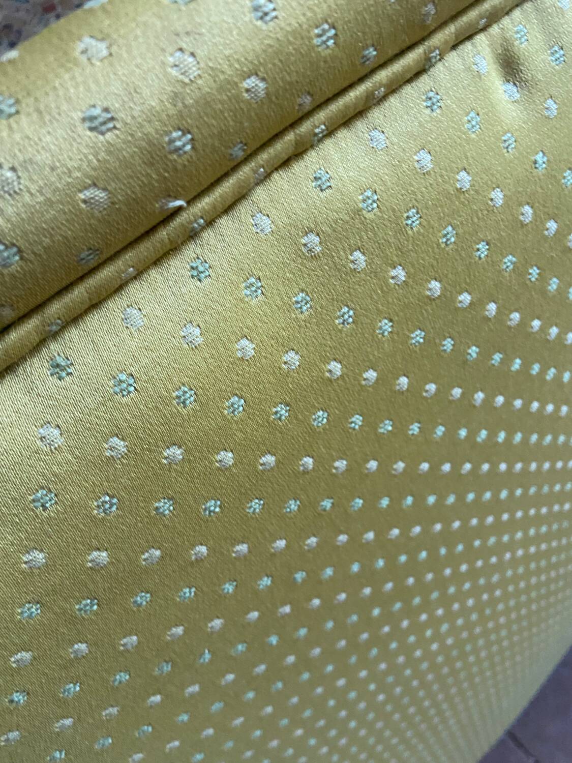 Small padded toad bench