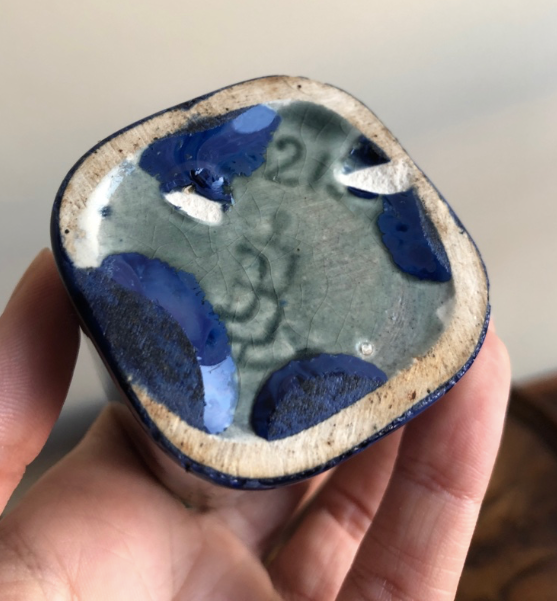 Pots et plat en céramique bleus
