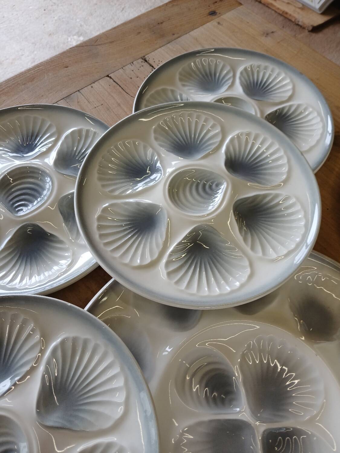11 plates and 1 oyster dish Moulin des Loups