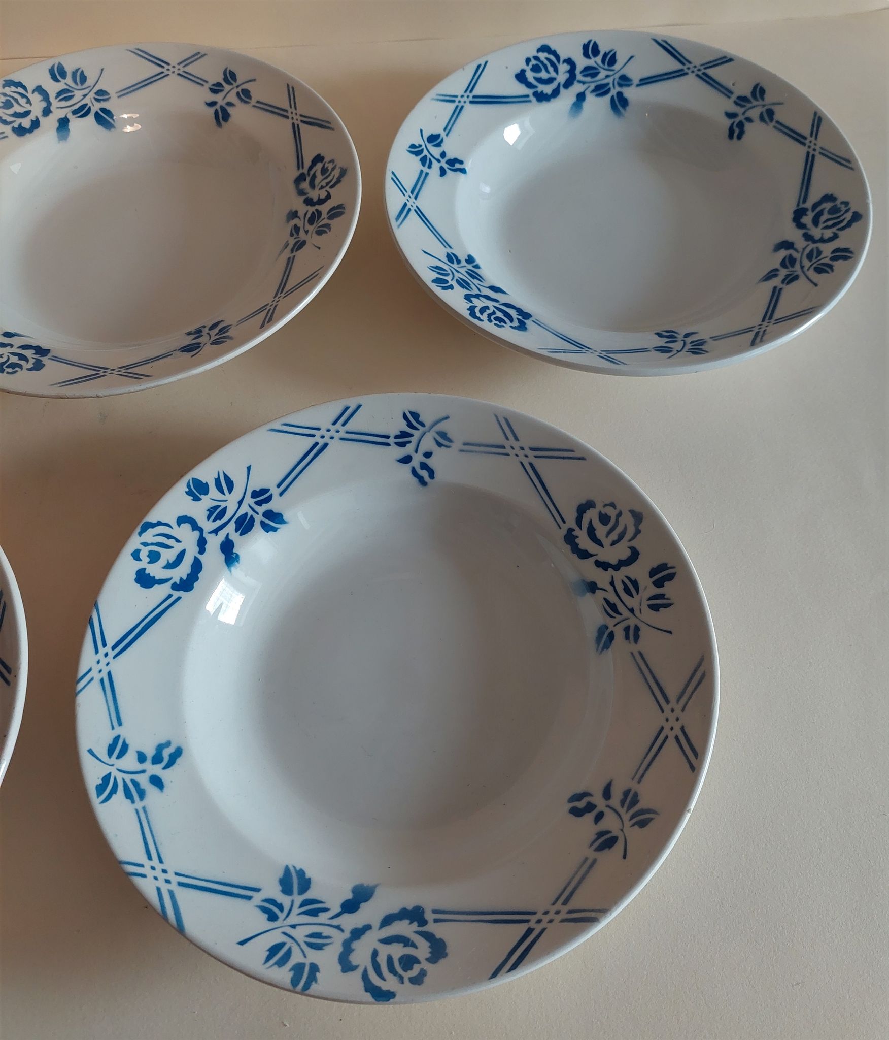 Hollow plates series of five Moulin des Loups Orchies model Bric blue