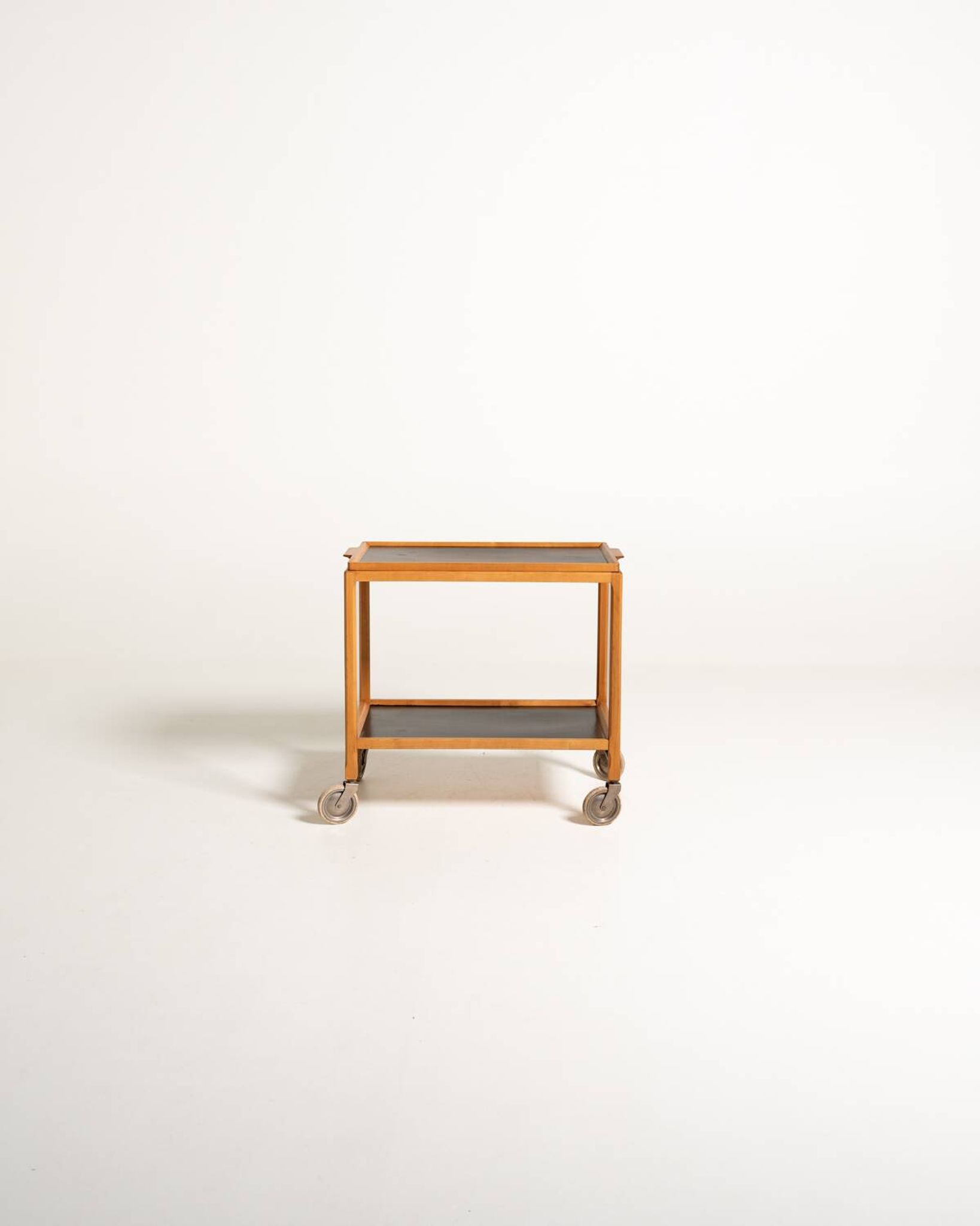Chariot de service scandinave avec plateau amovible