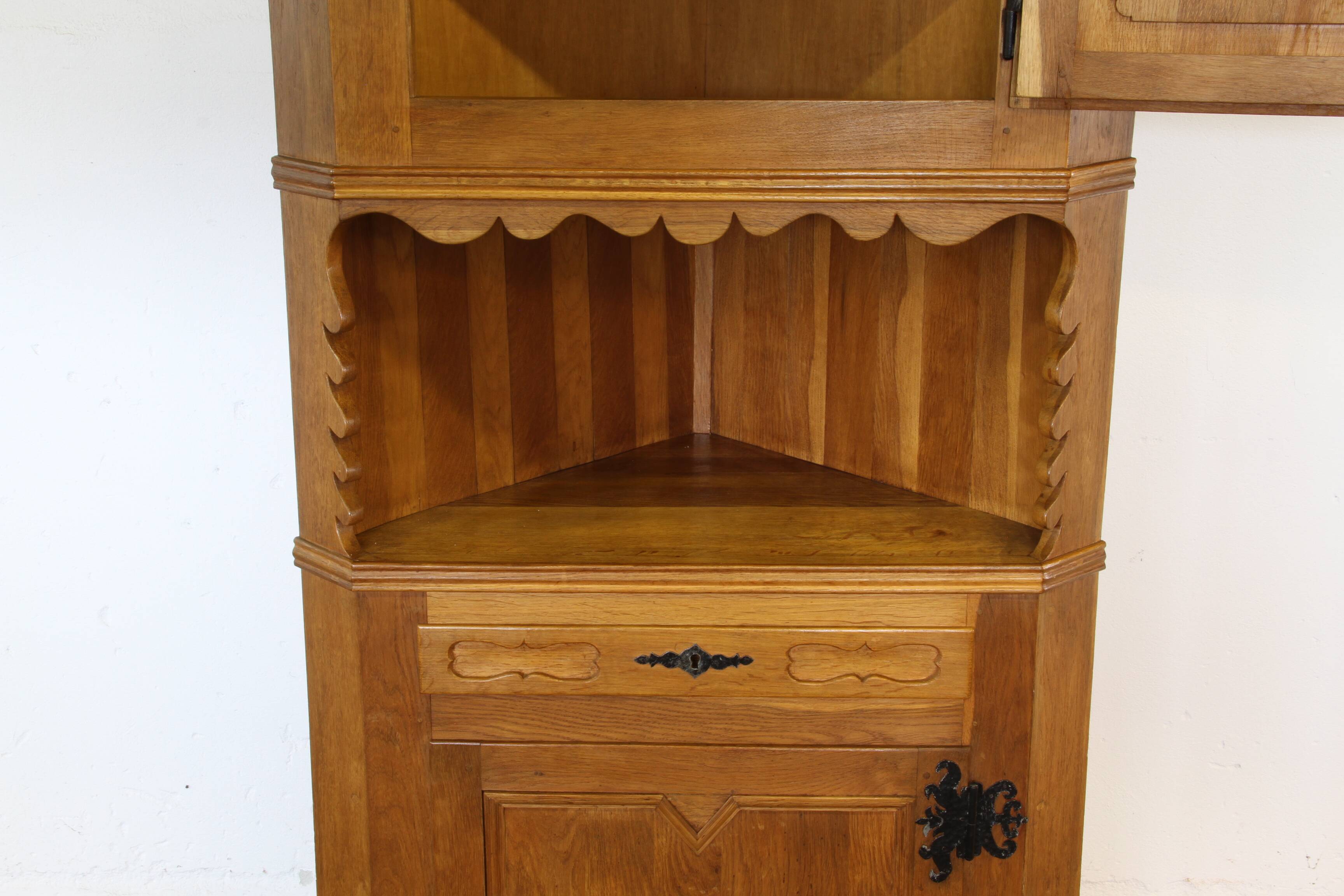 Cabinet d'angle vintage des années 1960 en chêne massif dans le style de Kjærnulf, design danois moderne.