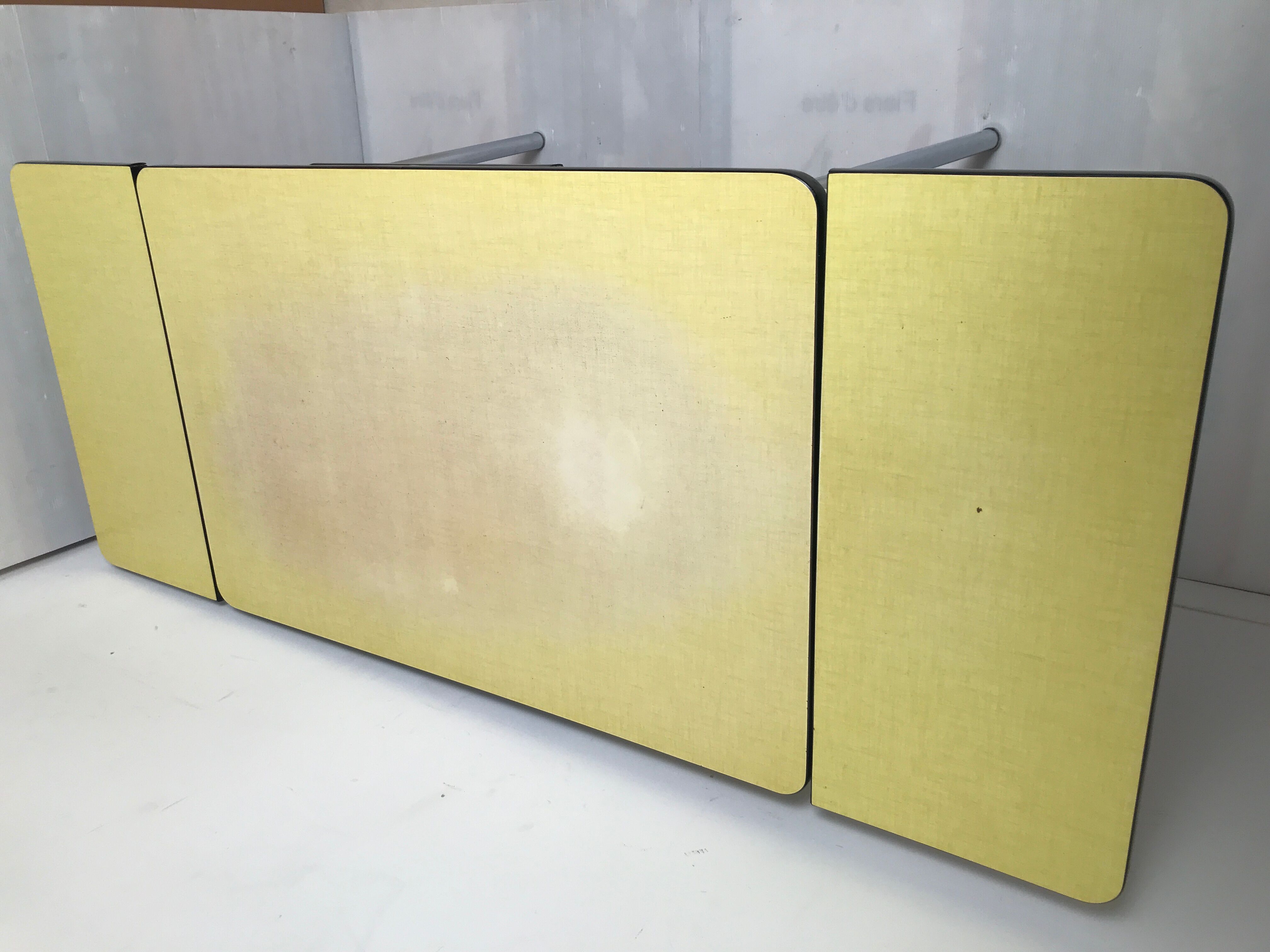 Table en formica jaune moutarde  des années 50- 60