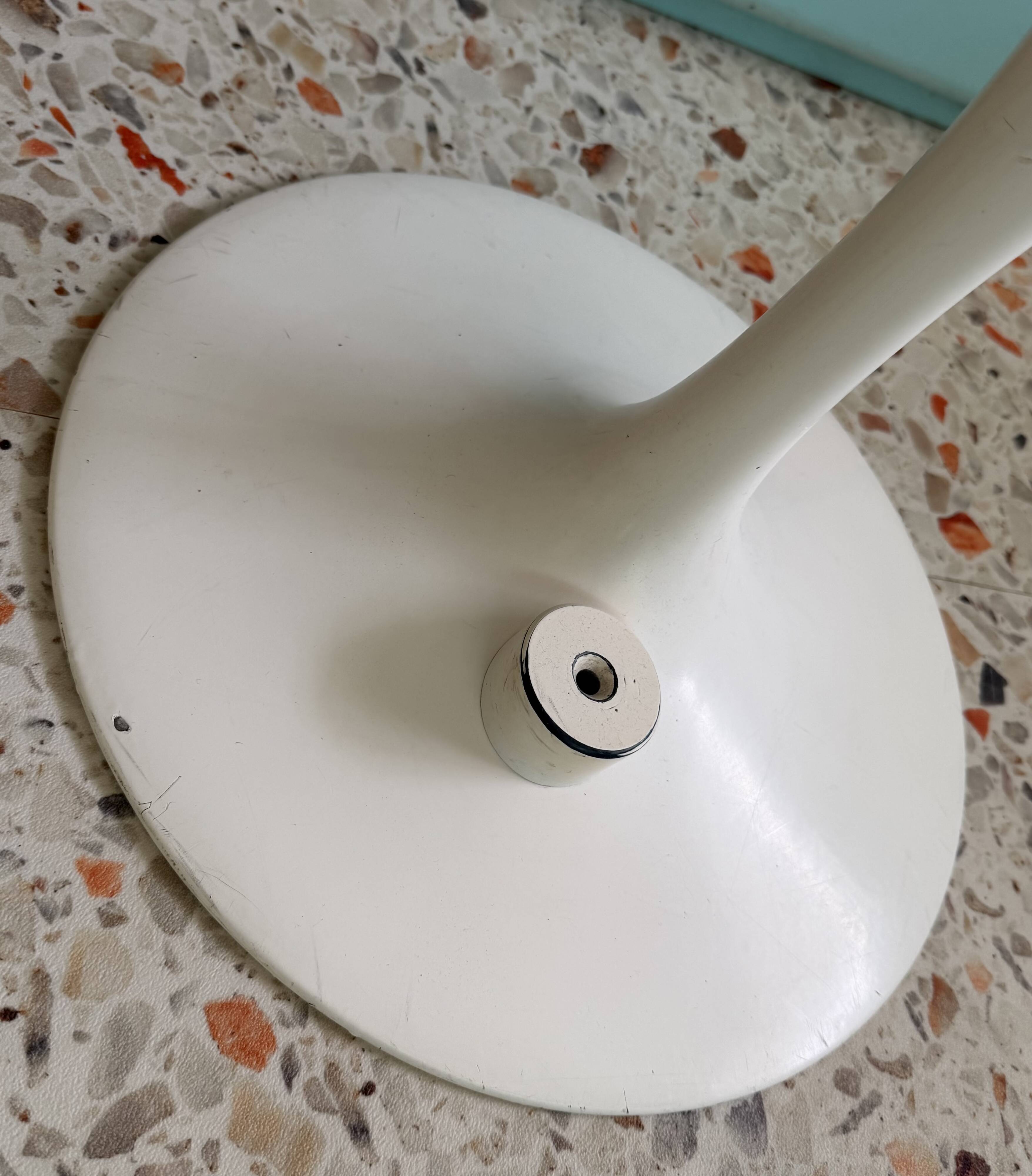 2 Saarinen tulip chairs by Knoll