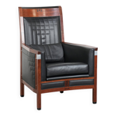 Fauteuil design Art Déco en cuir noir avec couture décorative.