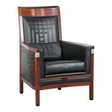 Fauteuil design Art Déco en cuir noir avec couture décorative.