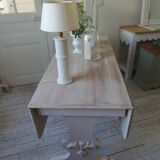 Console, table en noyer avec rallonges à rabats, piètement patiné gris.