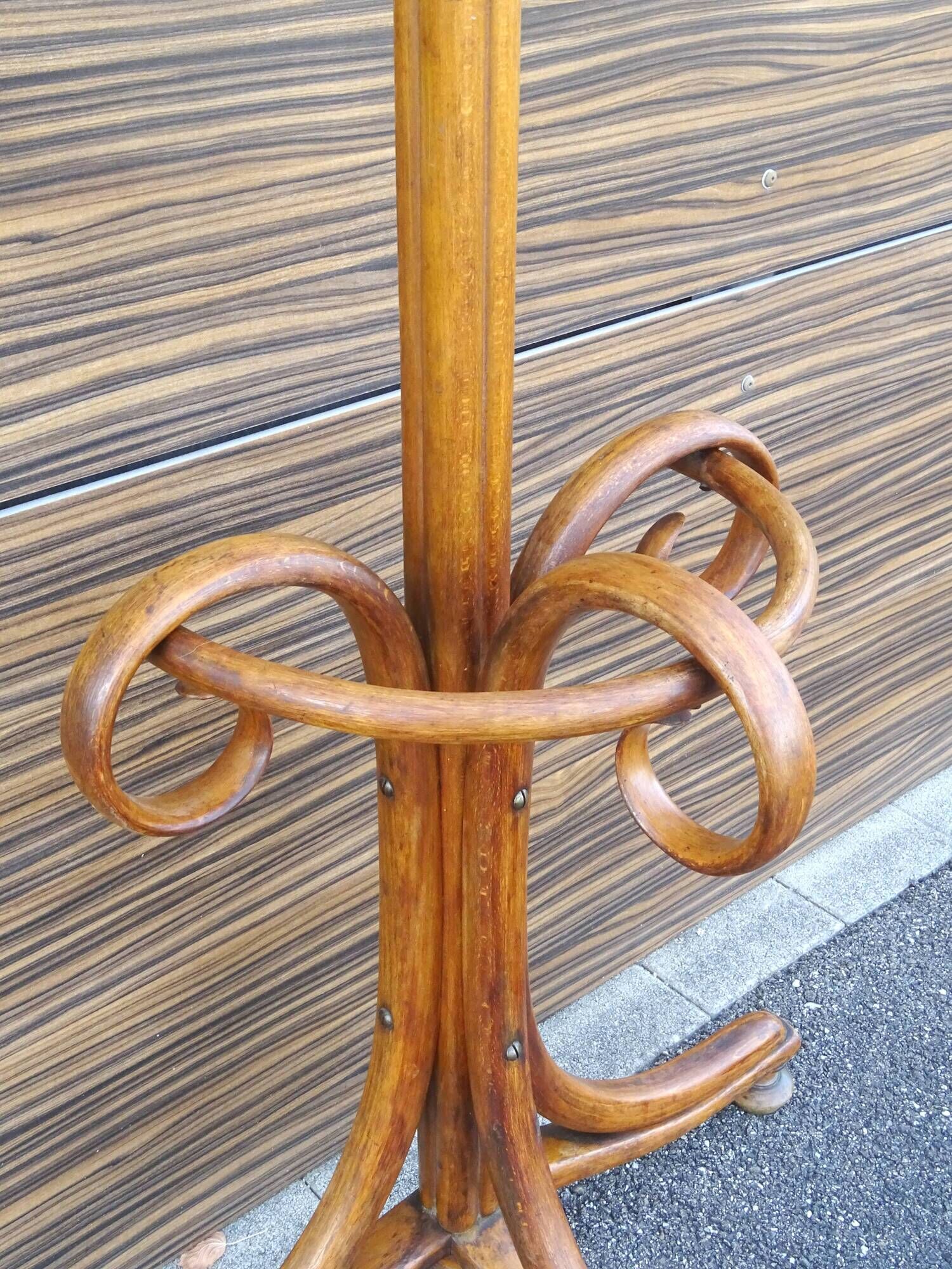 Curved wooden wall coat rack, J&J Kohn Ca.1890 No Thonet