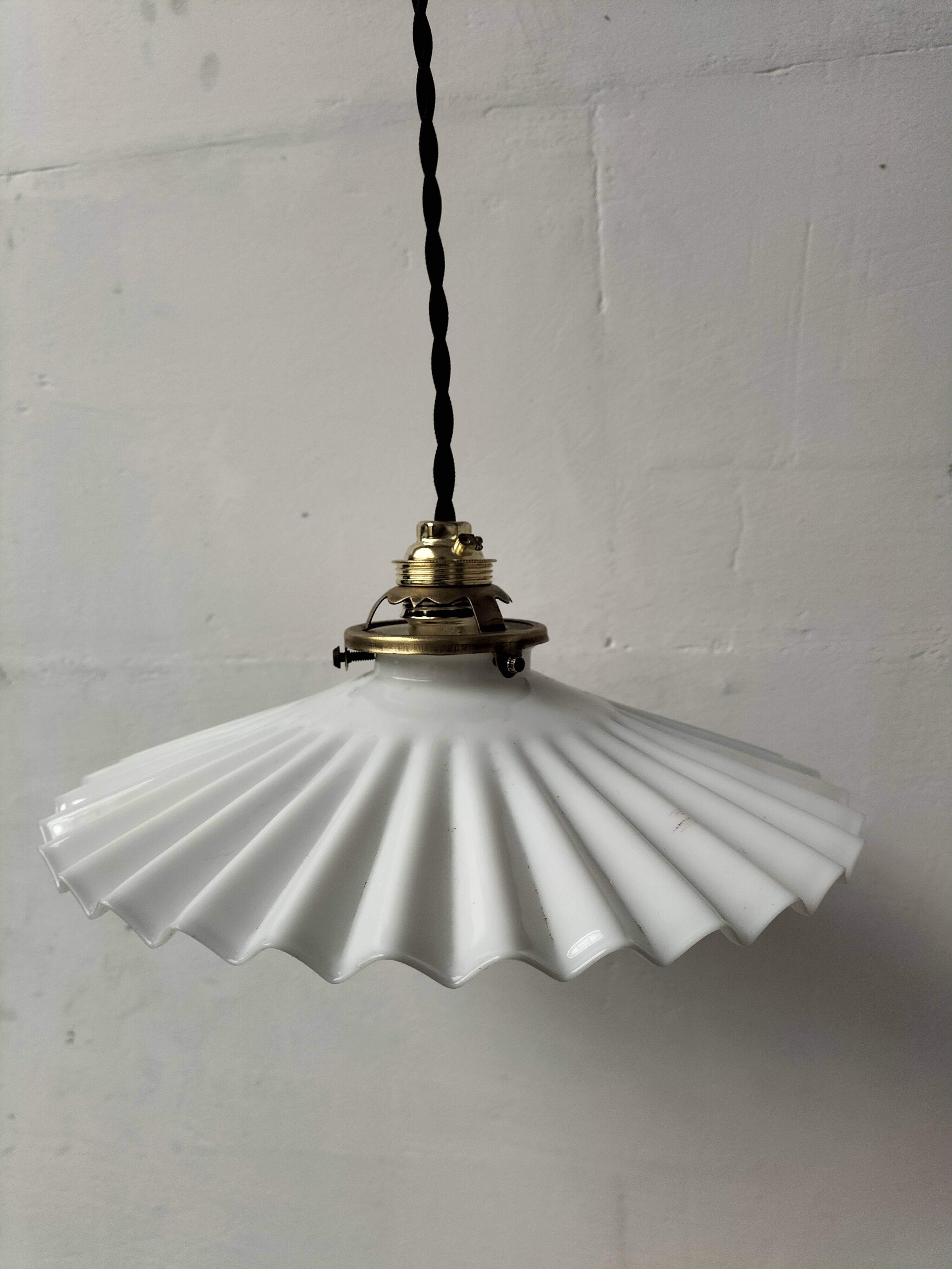Opaline suspension with ceiling light