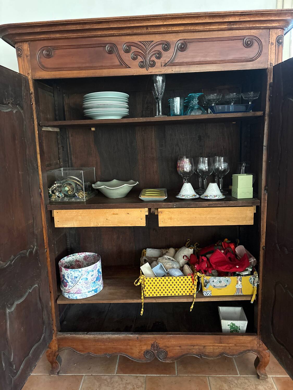 Beautiful antique oak wardrobe, dimensions suitable for current apartments.