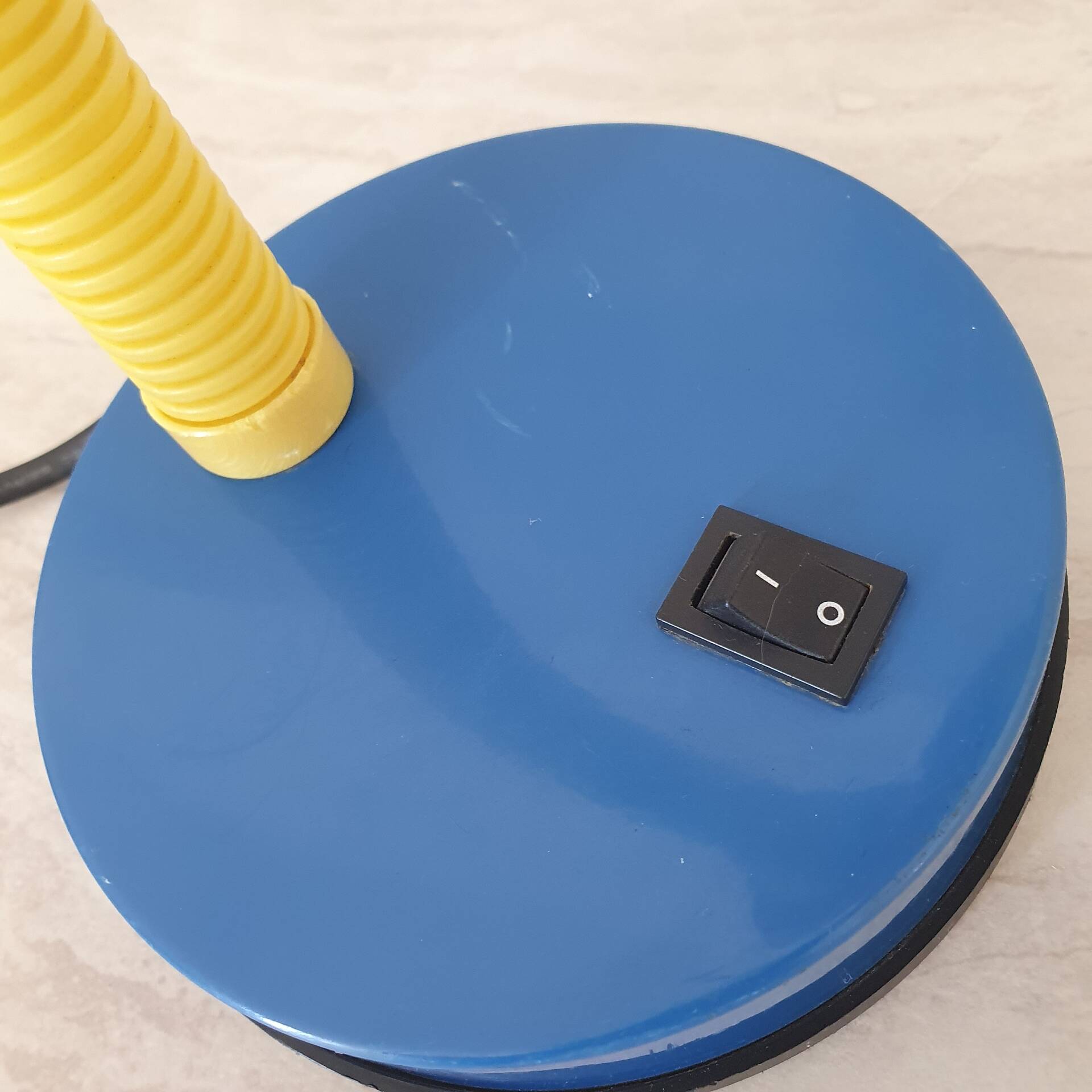 Lampe de bureau couleur Memphis rouge bleu jaune