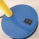 Lampe de bureau couleur Memphis rouge bleu jaune