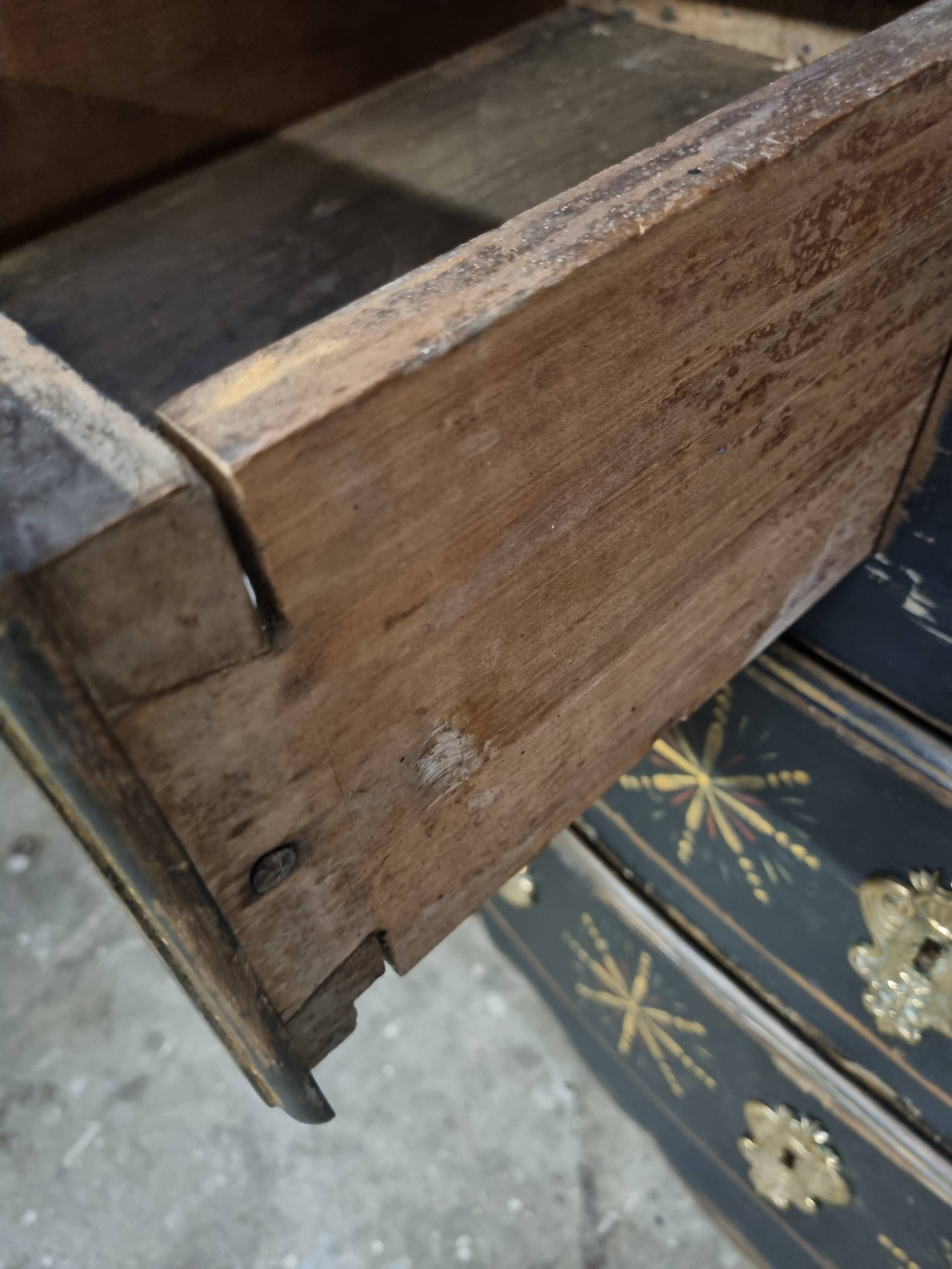 Chest of drawers